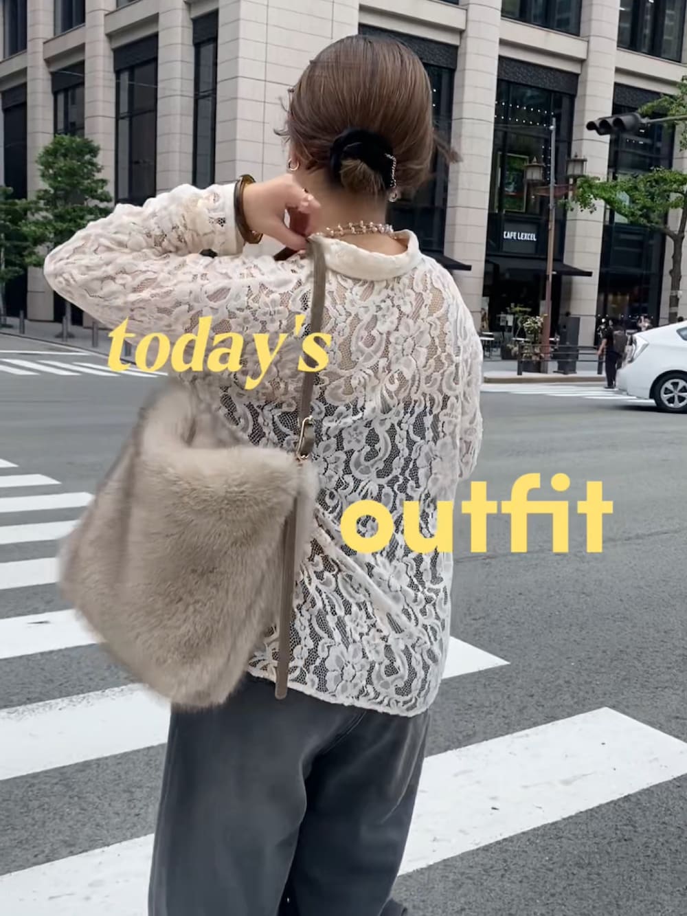 ホワイト系のシャツ/ブラウス、ブラック系のその他パンツ、ホワイト系のショルダーバッグを着用したレディースの秋コーディネートの5枚目の写真