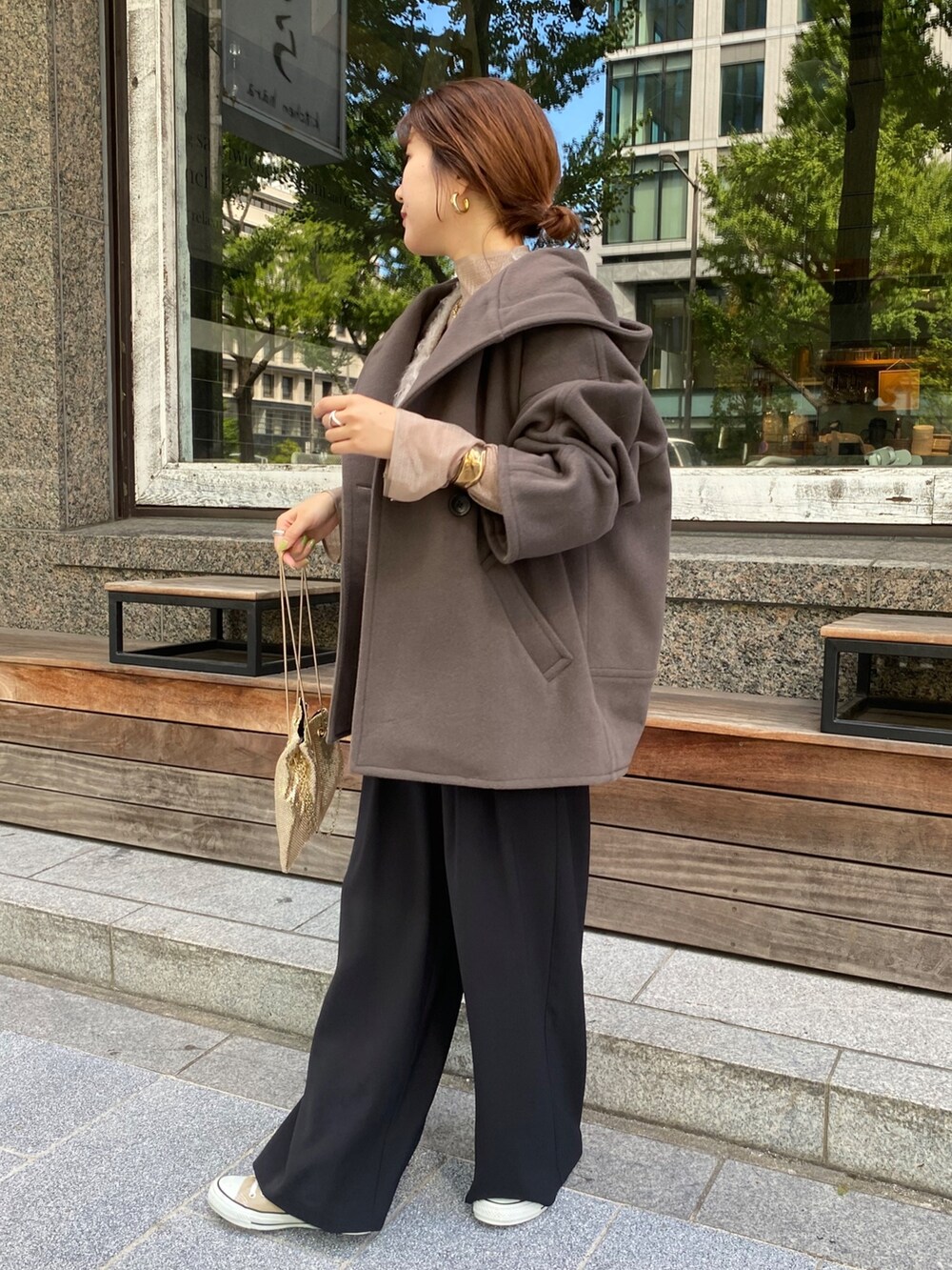 ブラウン系のその他アウター、ブラウン系のスラックス、シルバー系のトートバッグを着用したレディースの秋コーディネートの3枚目の写真