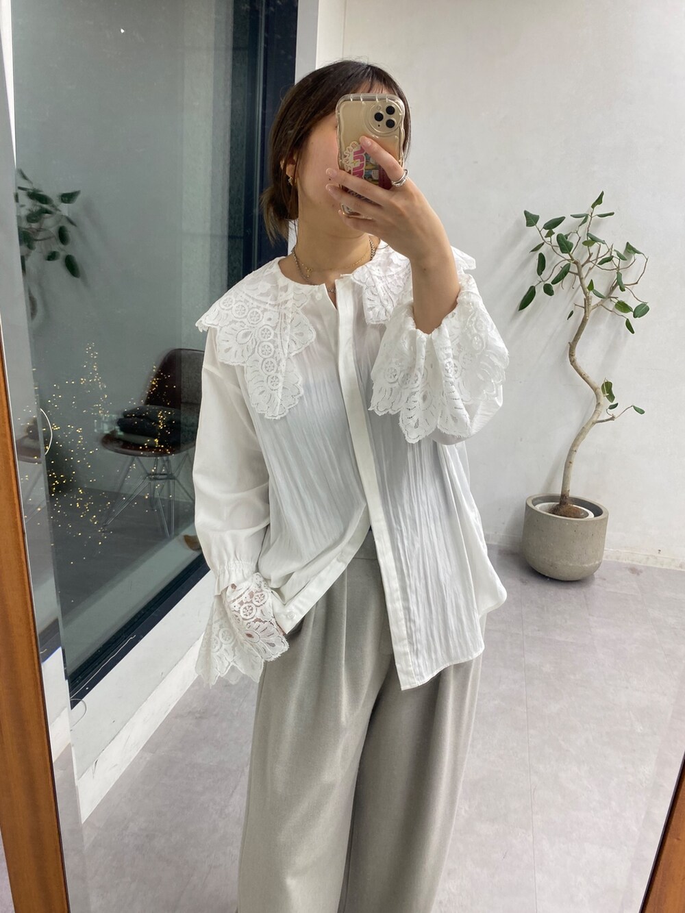 ブルー系のニット/セーター、ホワイト系のシャツ/ブラウス、グレー系のその他アウターを着用したレディースの冬コーディネートの6枚目の写真