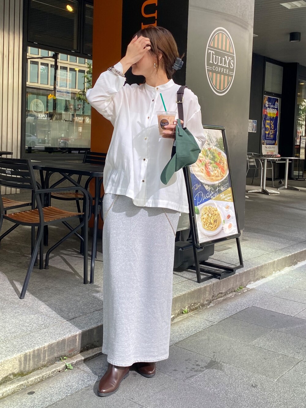 ホワイト系のシャツ/ブラウス、シルバー系のスカート、ブラウン系のショルダーバッグを着用したレディースの秋コーディネートの9枚目の写真