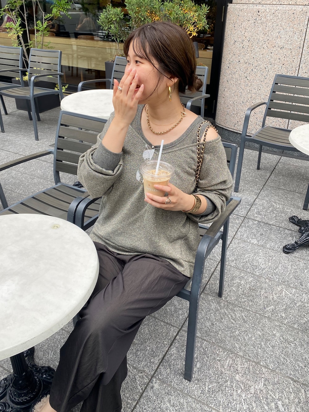 グレー系のTシャツ/カットソー、ブラウン系のその他パンツ、ベージュ系のパンプスを着用したレディースの夏コーディネートの4枚目の写真