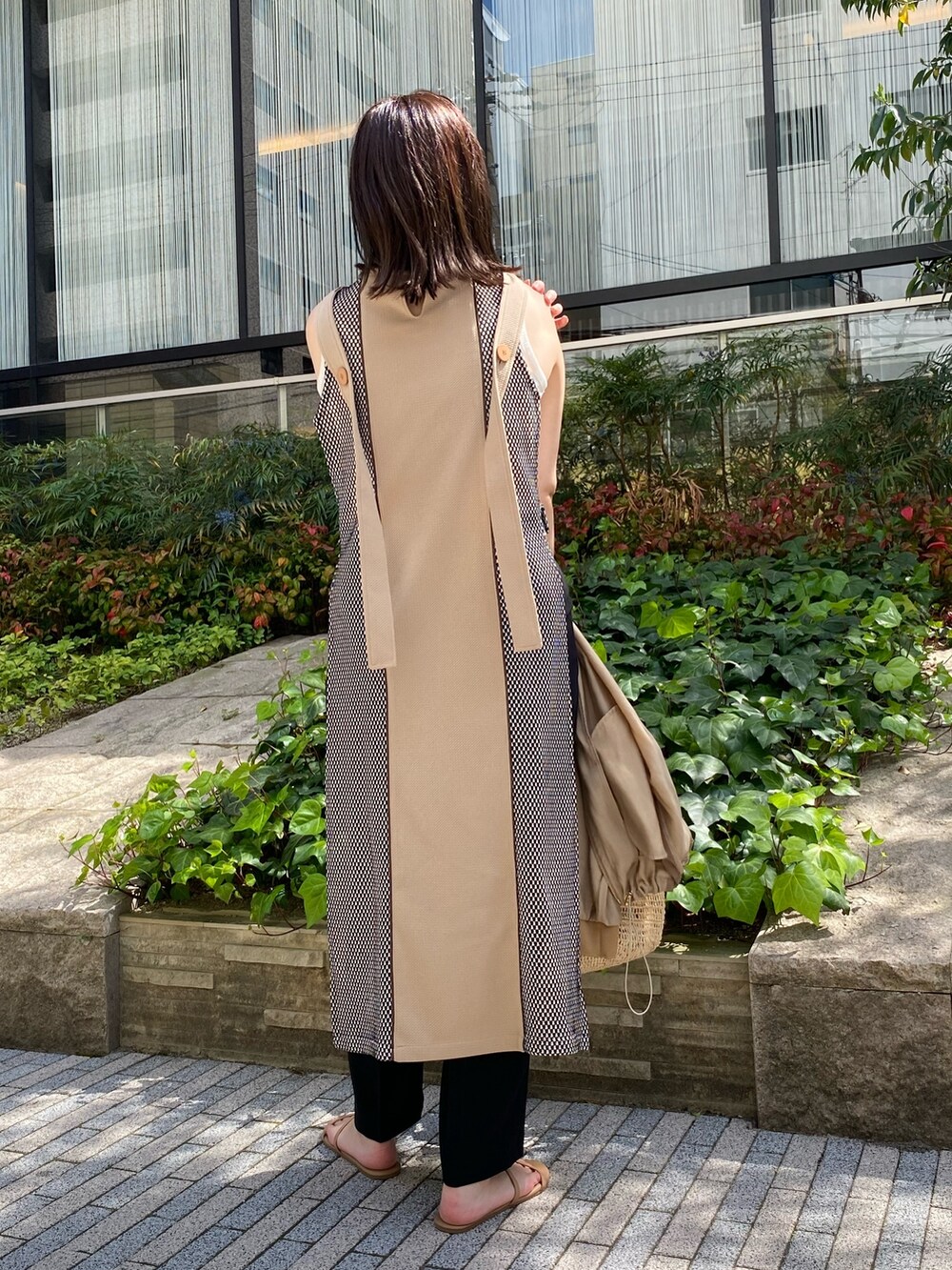 ベージュ系のワンピース、ベージュ系のブルゾンを着用したレディースの春コーディネートの3枚目の写真