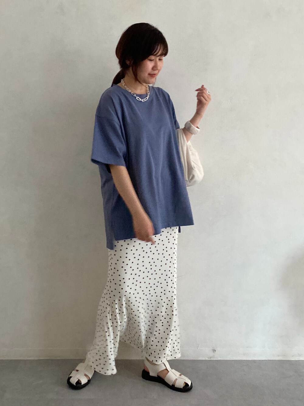 ブルー系のTシャツ/カットソー、ホワイト系のスカート、ホワイト系のサンダルを着用したレディースの夏コーディネートの3枚目の写真