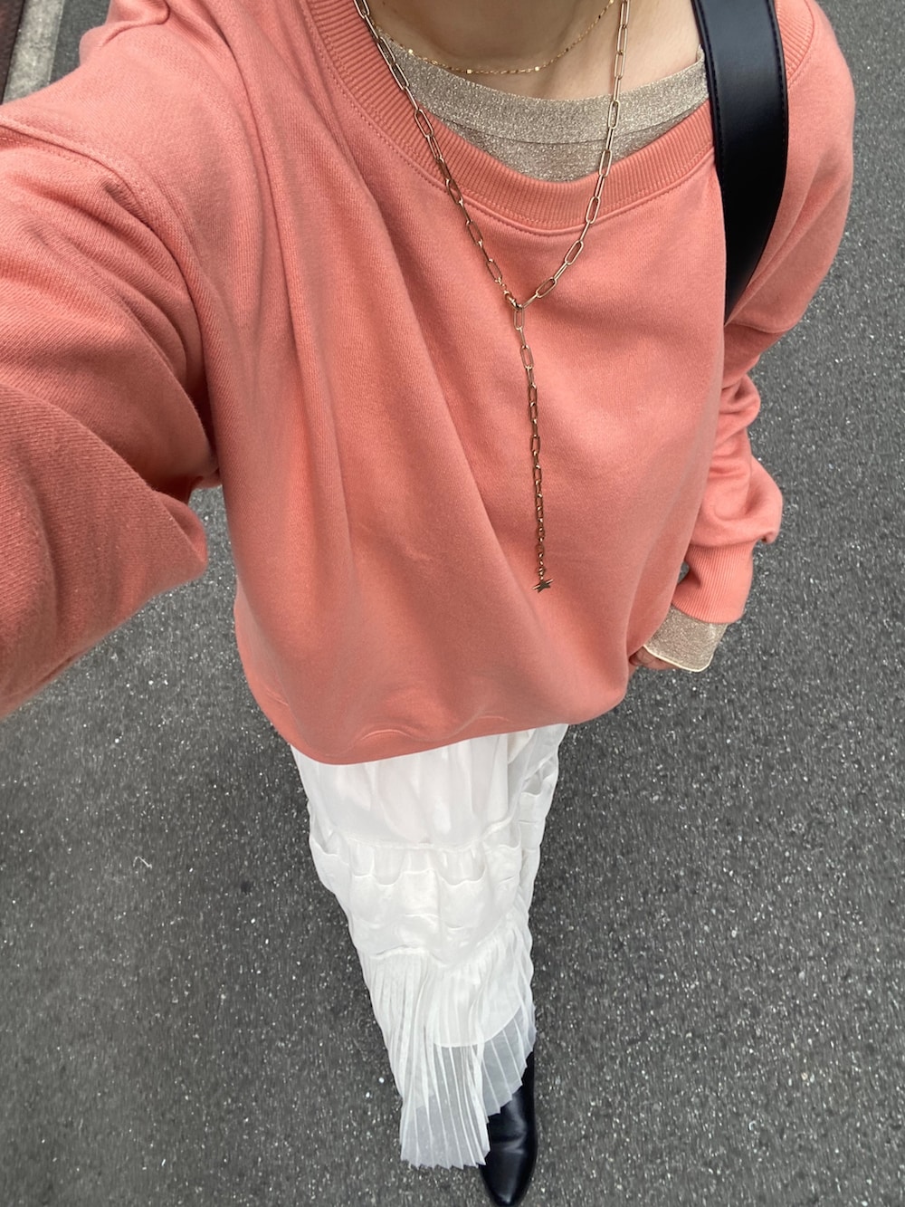 ブラウン系のその他アウター、オレンジ系のスウェット、ホワイト系のスカートを着用したレディースの冬コーディネートの4枚目の写真