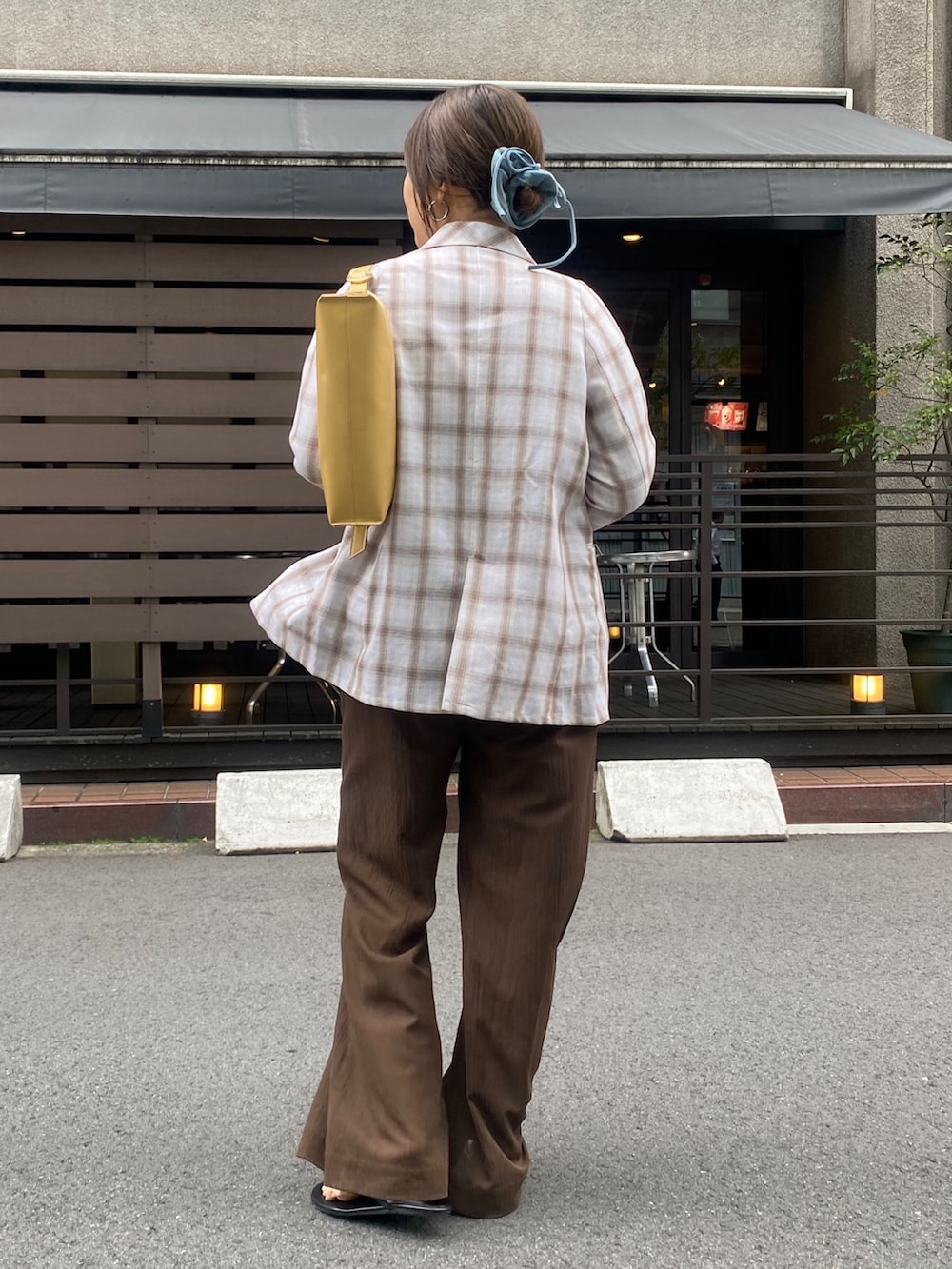 シルバー系のニット/セーター、ホワイト系のテーラードジャケット、ブラウン系のその他パンツを着用したレディースの春コーディネートの2枚目の写真