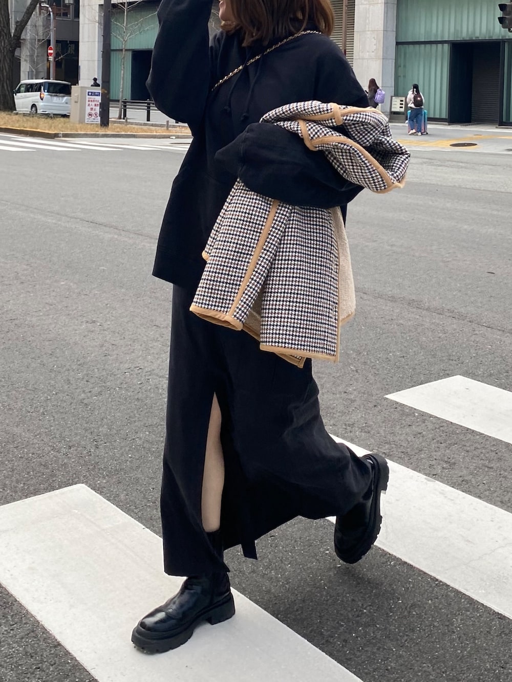 ベージュ系のその他アウター、ブラック系のスカートを着用したレディースの冬コーディネートの3枚目の写真