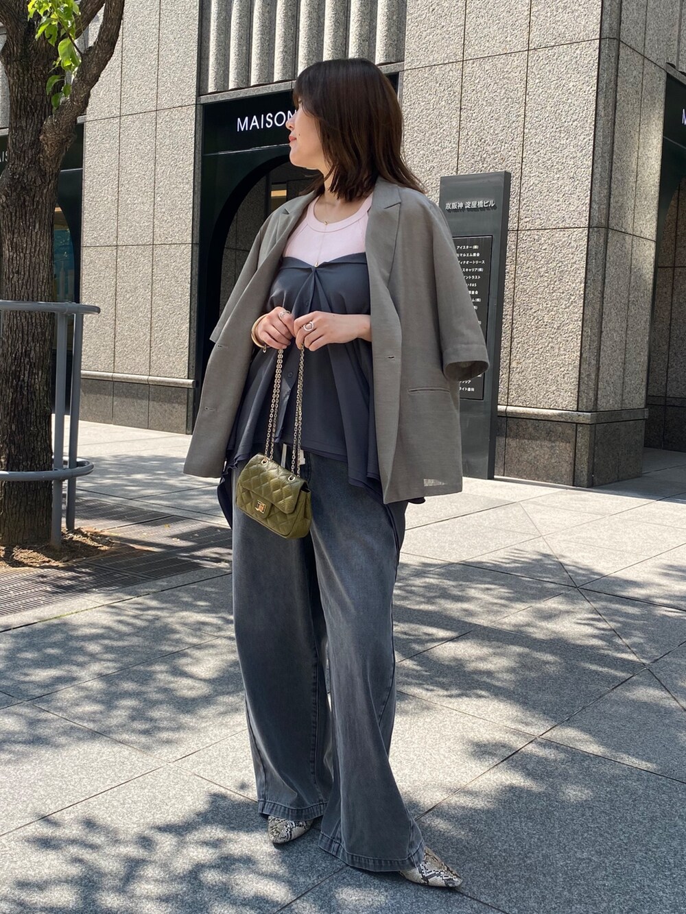 グレー系のテーラードジャケット、ブラック系のデニムパンツ、グレー系のシャツ/ブラウスを着用したレディースの夏コーディネートの5枚目の写真