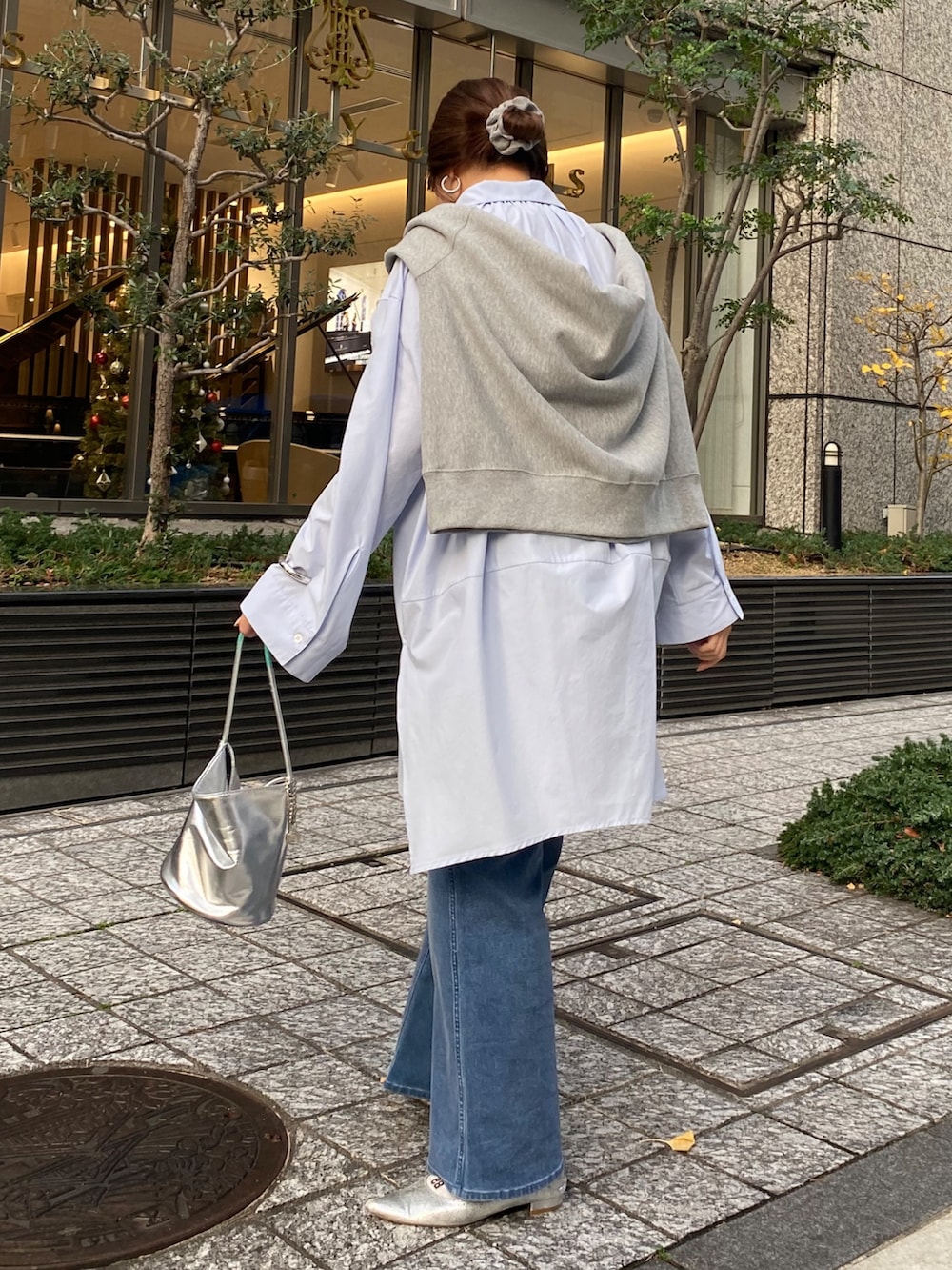 ブルー系のシャツ/ブラウス、ブルー系のデニムパンツ、グレー系のスウェットを着用したレディースの冬コーディネートの3枚目の写真