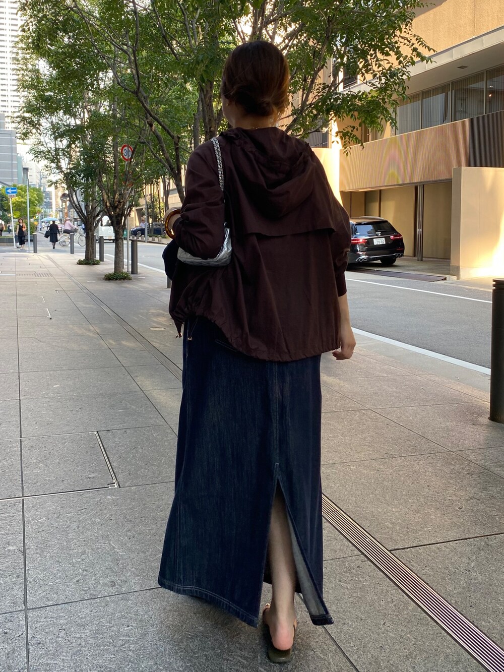 ブラウン系のその他アウター、ブルー系のワンピース、ブラウン系のタンクトップを着用したレディースの夏コーディネートの5枚目の写真