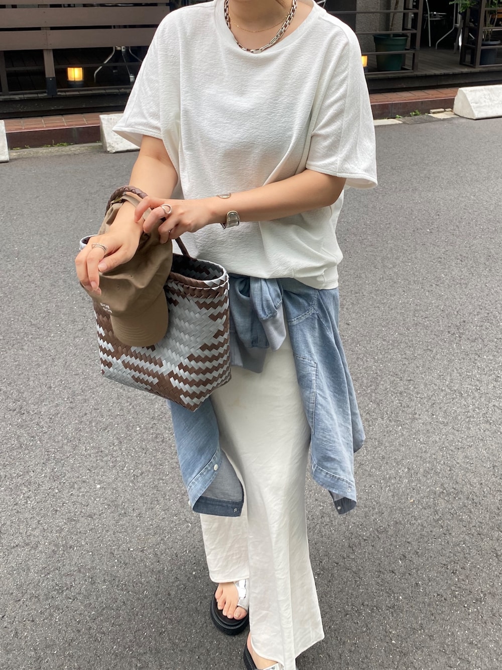 ホワイト系のTシャツ/カットソー、ホワイト系のスカート、ブルー系のシャツ/ブラウスを着用したレディースの夏コーディネートの3枚目の写真
