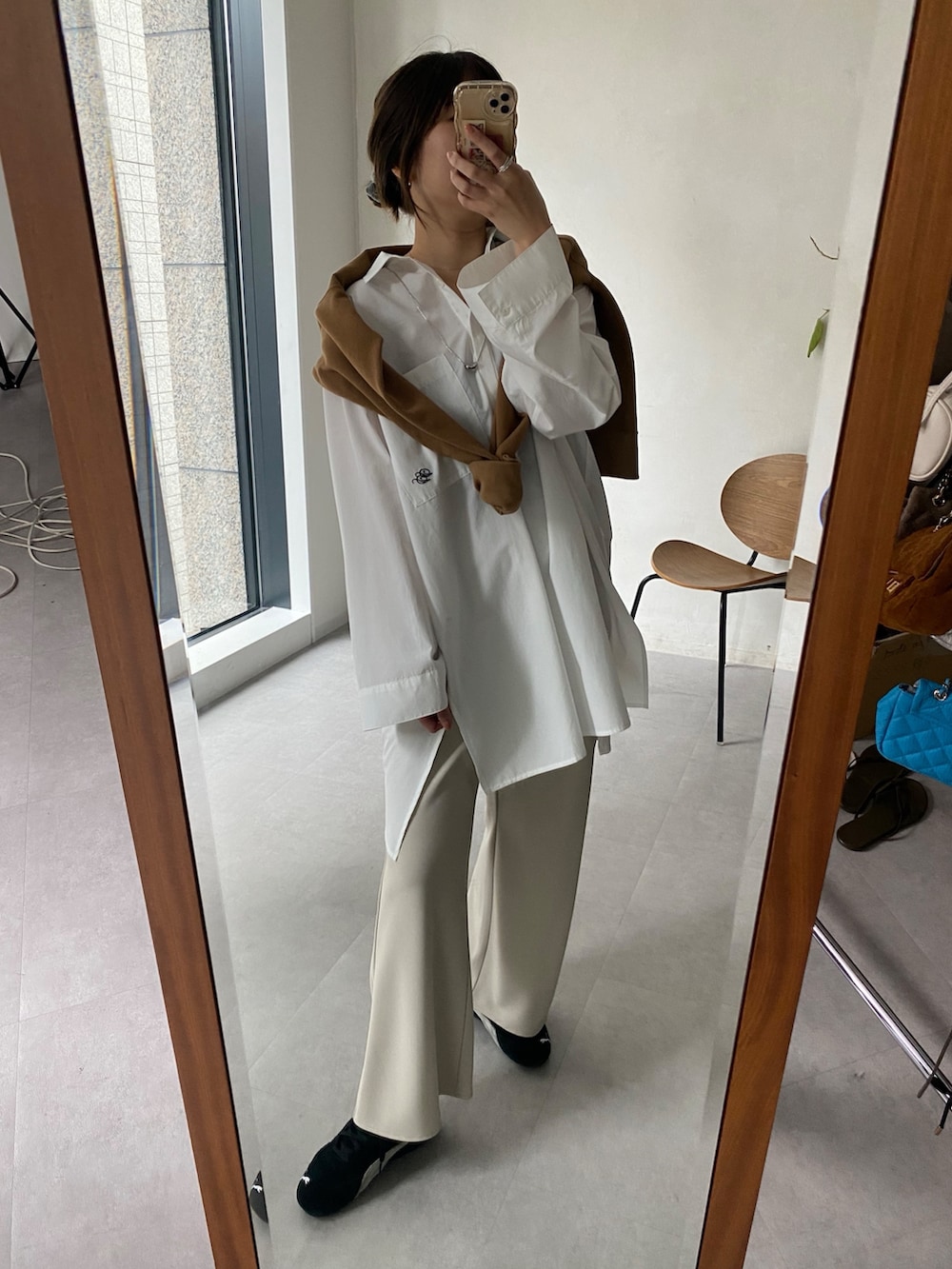 ホワイト系のシャツ/ブラウス、イエロー系のスウェット、ベージュ系のその他パンツを着用したレディースの冬コーディネートの2枚目の写真