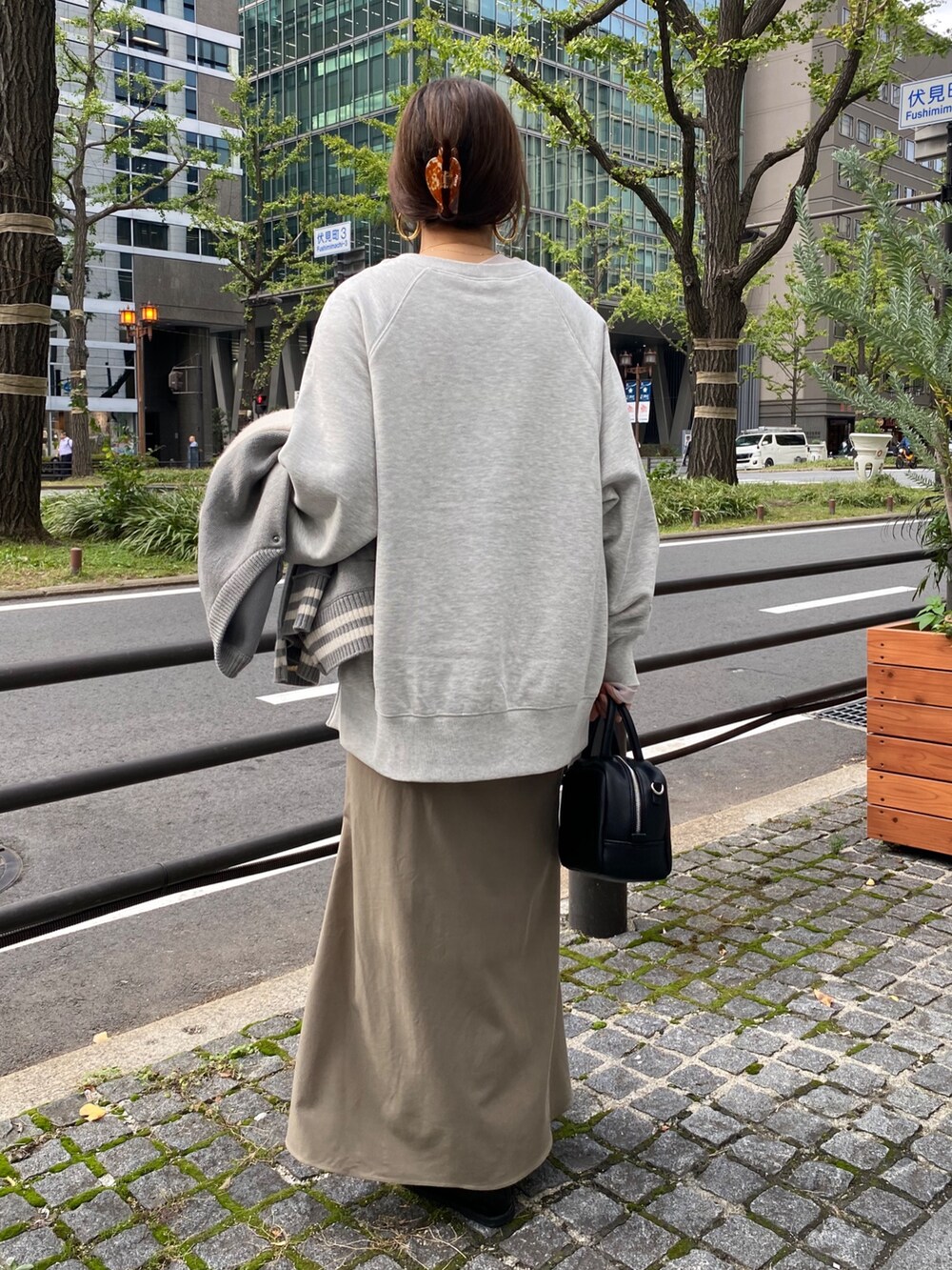 グレー系のTシャツ/カットソー、グレー系のTシャツ/カットソー、グレー系のその他アウターを着用したレディースの冬コーディネートの4枚目の写真