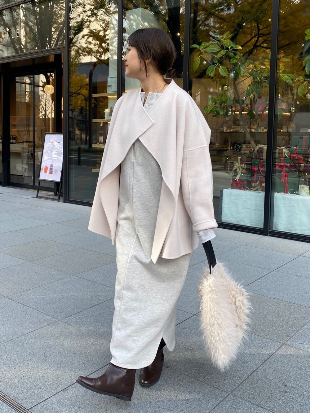 ホワイト系のその他アウター、グレー系のワンピースを着用したレディースの冬コーディネートの10枚目の写真