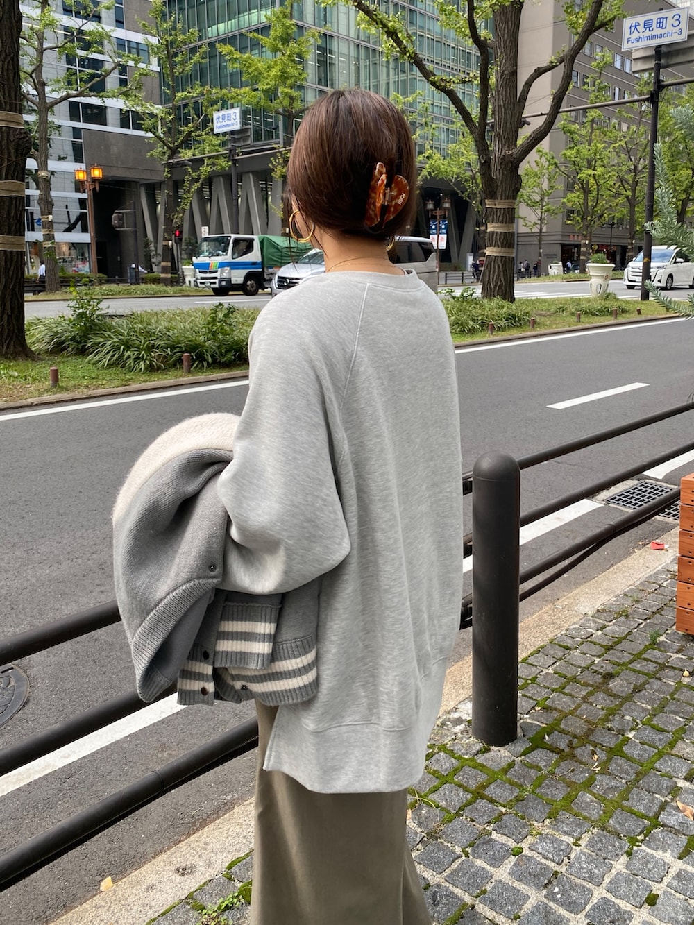 グレー系のTシャツ/カットソー、グレー系のTシャツ/カットソー、グレー系のその他アウターを着用したレディースの冬コーディネートの7枚目の写真