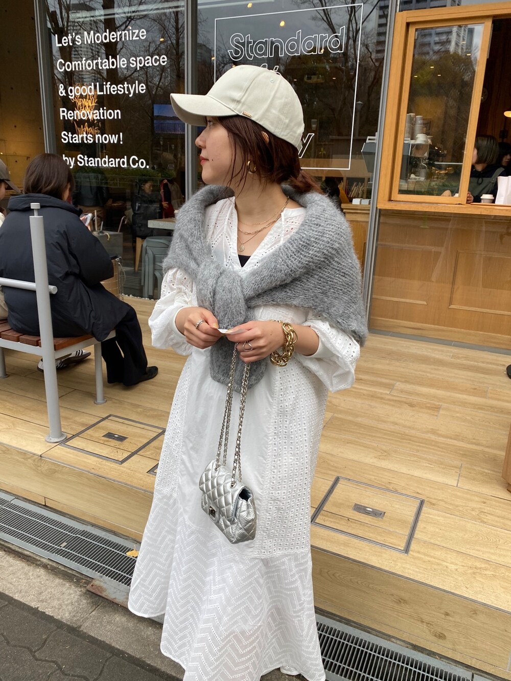 ホワイト系のワンピース、ホワイト系のショルダーバッグを着用したレディースの春コーディネートの5枚目の写真