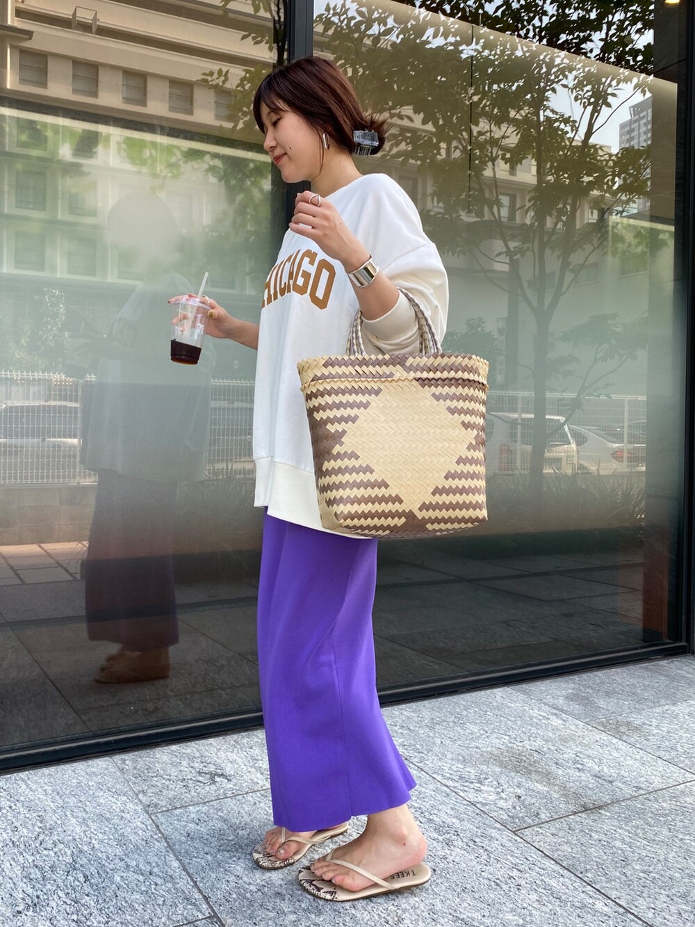 ホワイト系のスウェット、パープル系のスカートを着用したレディースの夏コーディネートの2枚目の写真