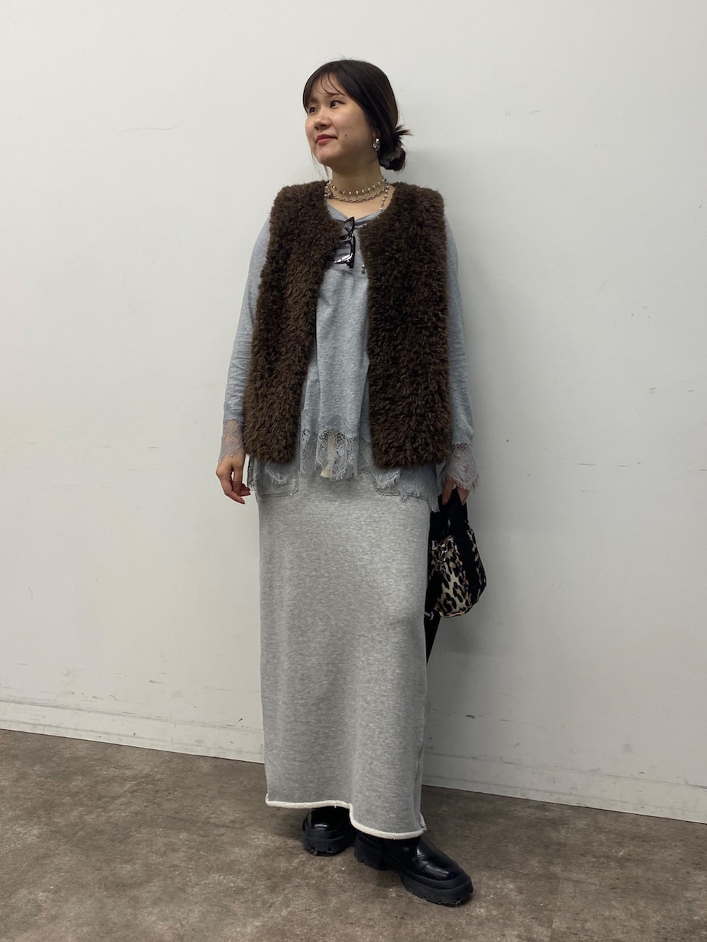 グレー系のTシャツ/カットソー、グレー系のスカートを着用したレディースの冬コーディネートの2枚目の写真