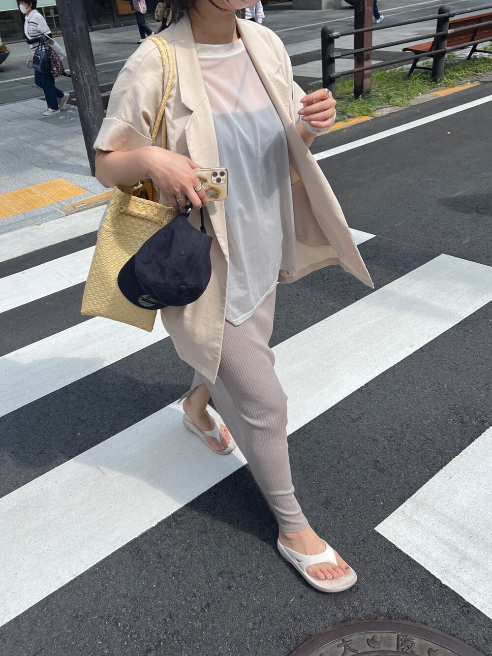 グレー系のワンピース、ベージュ系のテーラードジャケットを着用したレディースの夏コーディネートの2枚目の写真