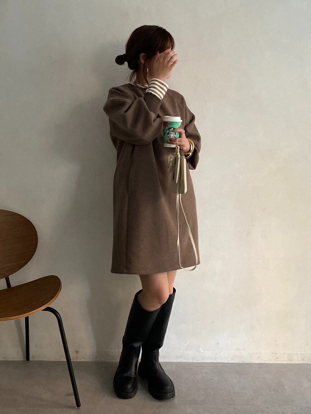 ブラウン系のチュニック、ベージュ系のシャツ/ブラウス、ブラック系のその他シューズを着用したレディースの冬コーディネートの5枚目の写真