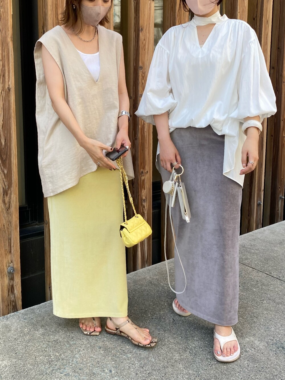 ベージュ系のベスト、グリーン系のスカート、ホワイト系のシャツ/ブラウスを着用したレディースの夏コーディネートの2枚目の写真