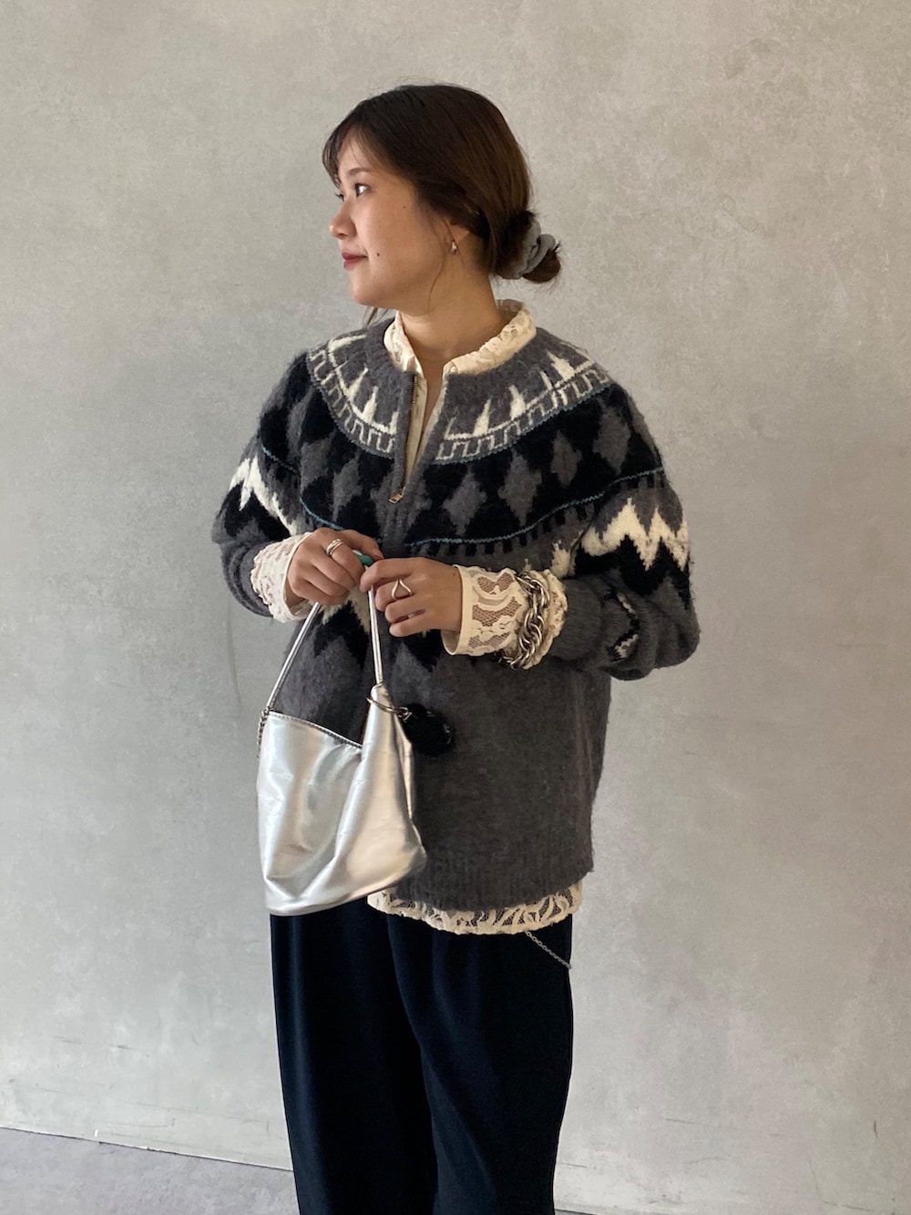 グレー系のカーディガン/ボレロ、ホワイト系のシャツ/ブラウス、ブルー系のスラックスを着用したレディースの冬コーディネートの5枚目の写真