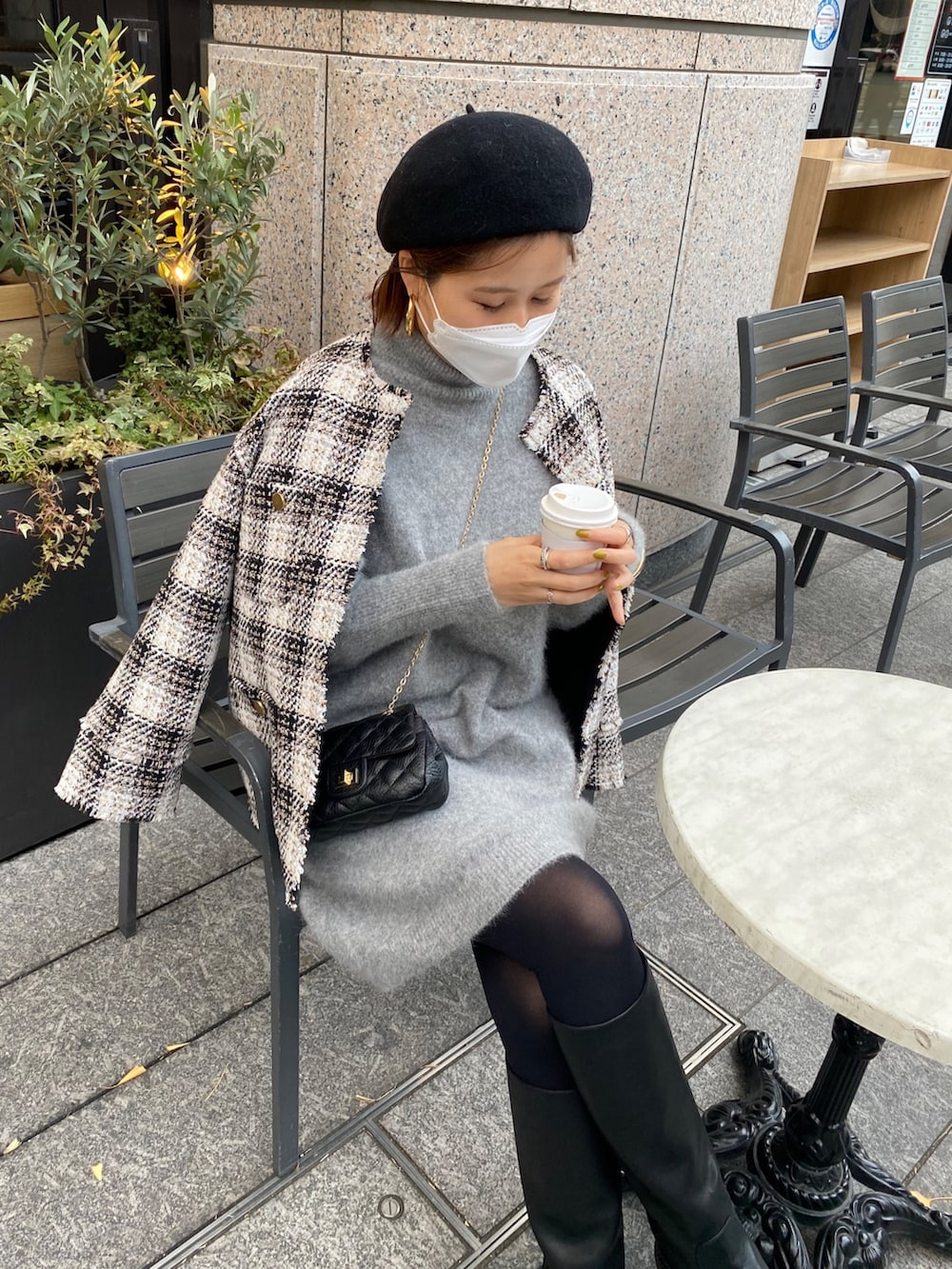 ブラック系のノーカラージャケット、グレー系のニット/セーター、ブラック系のトートバッグを着用したレディースの冬コーディネートの6枚目の写真