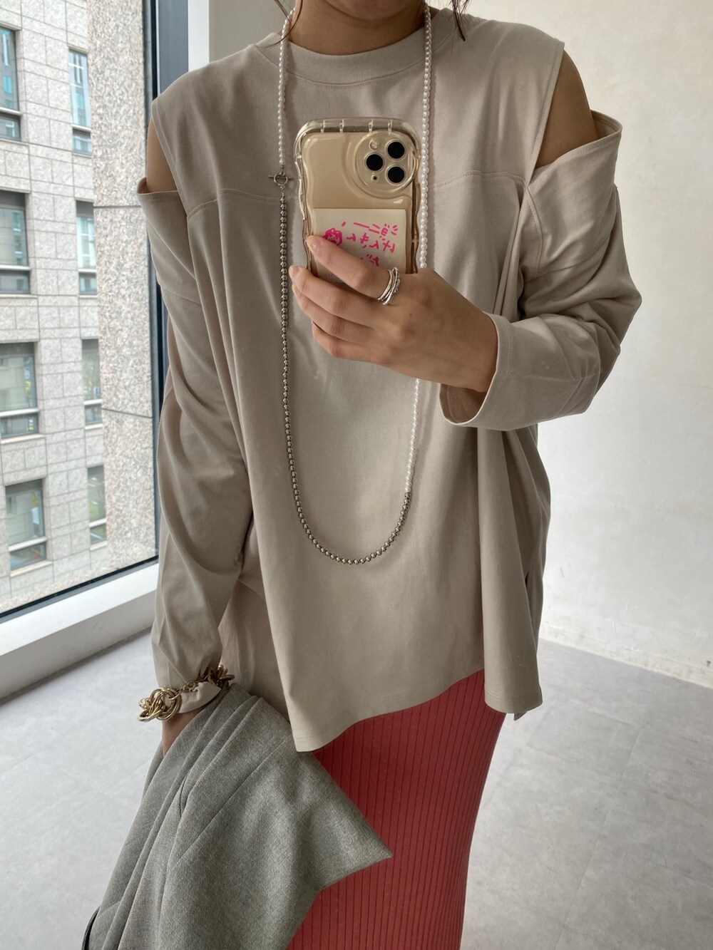 ピンク系のスカート、グレー系のテーラードジャケット、ブルー系のショルダーバッグを着用したレディースの冬コーディネートの9枚目の写真