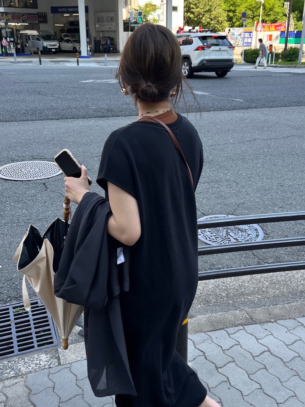 ブラック系のワンピース、ブラウン系のTシャツ/カットソーを着用したレディースの夏コーディネートの3枚目の写真