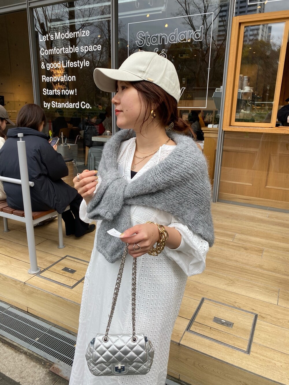 ホワイト系のワンピース、ホワイト系のショルダーバッグを着用したレディースの春コーディネートの9枚目の写真