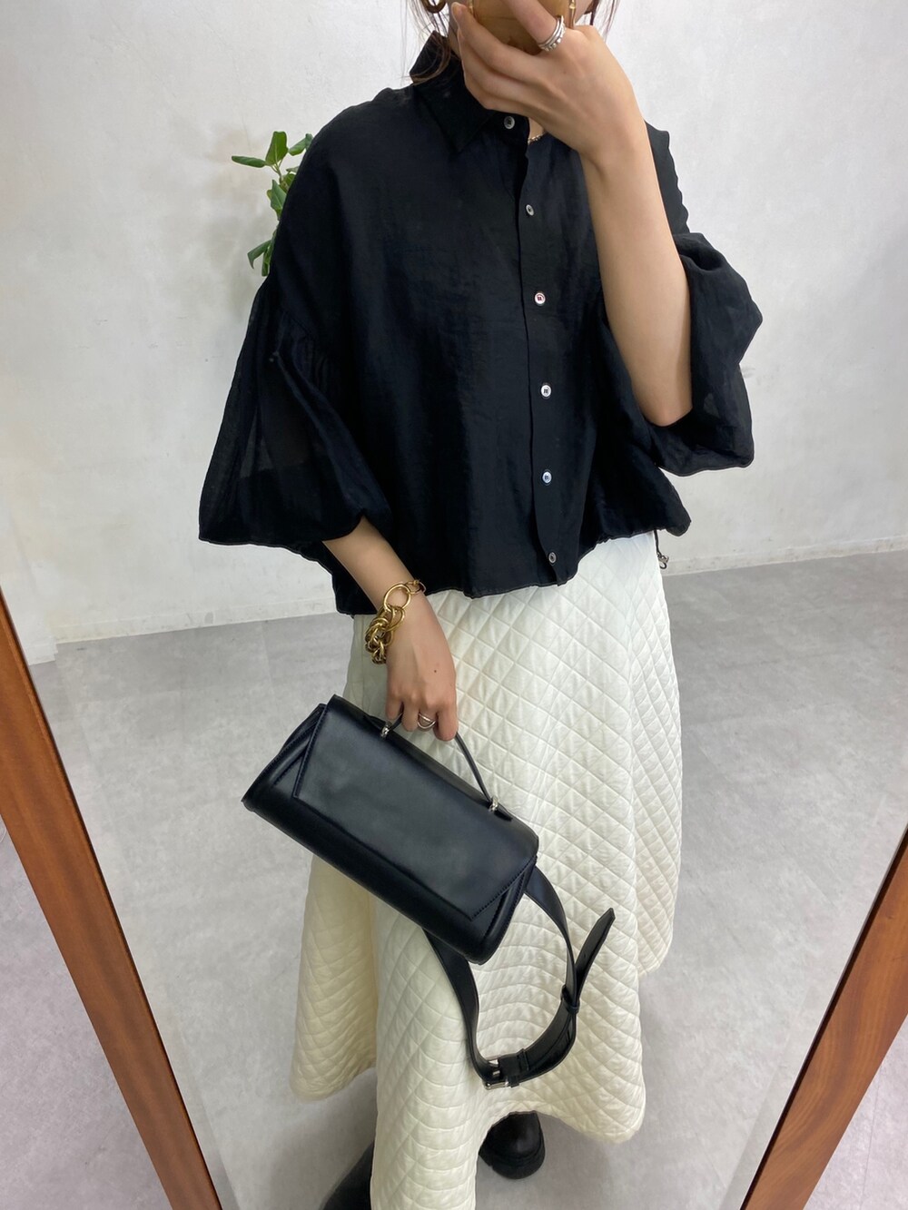 ブラック系のシャツ/ブラウス、ブラウン系のショルダーバッグ、ホワイト系のスカートを着用したレディースの秋コーディネートの9枚目の写真