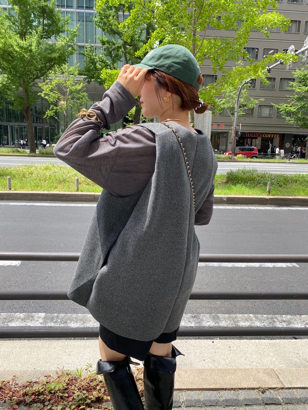 グレー系のベスト、グレー系のその他パンツ、ブラック系のショルダーバッグを着用したレディースの秋コーディネートの4枚目の写真