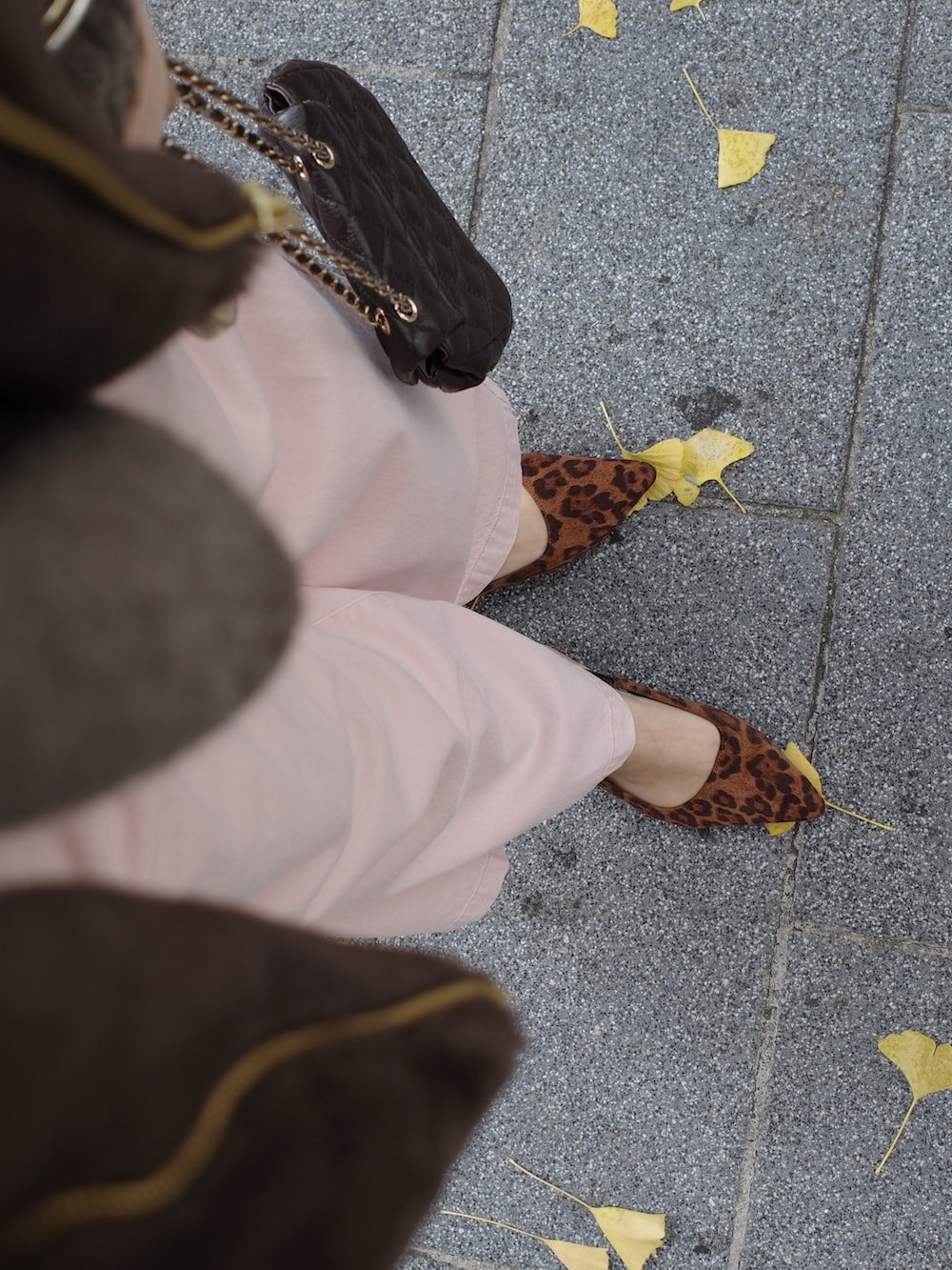 ブラウン系のベスト、ピンク系のTシャツ/カットソー、ベージュ系のニット/セーターを着用したレディースの冬コーディネートの4枚目の写真