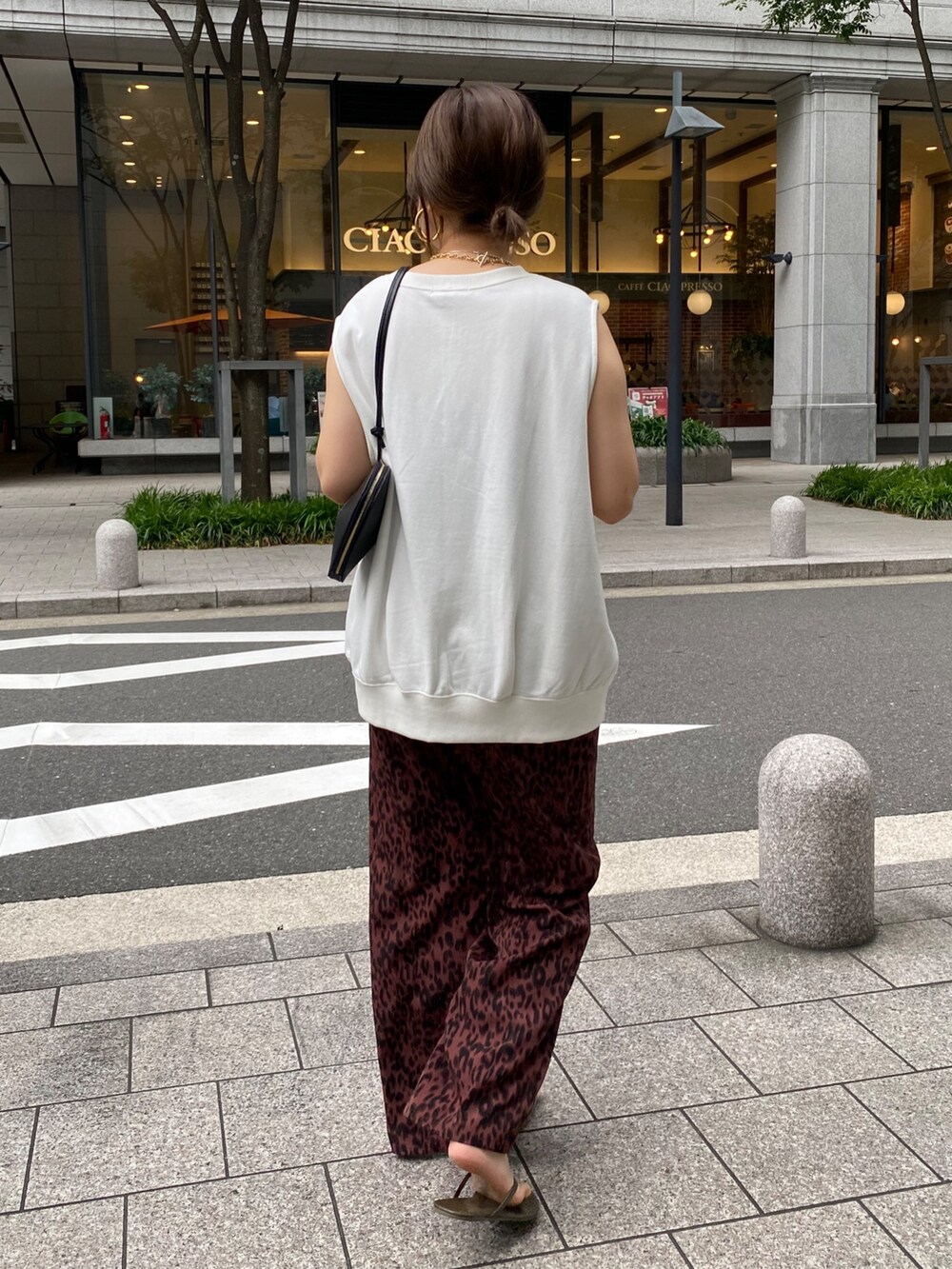 ホワイト系のスウェット、レッド系のその他パンツ、ブラック系のショルダーバッグを着用したレディースの夏コーディネートの8枚目の写真