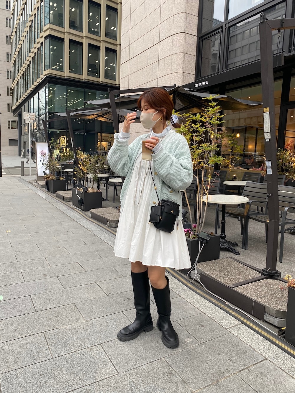 ホワイト系のシャツ/ブラウス、ブルー系のノーカラージャケット、ブルー系のTシャツ/カットソーを着用したレディースの冬コーディネートの8枚目の写真