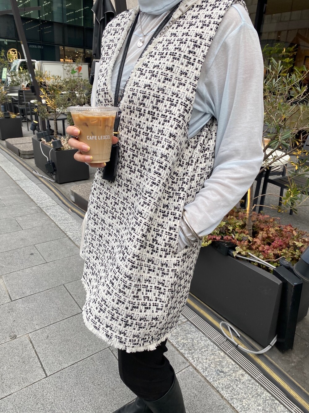 ブルー系のTシャツ/カットソー、ホワイト系のベスト、ブラック系のネックレスを着用したレディースの春コーディネートの7枚目の写真