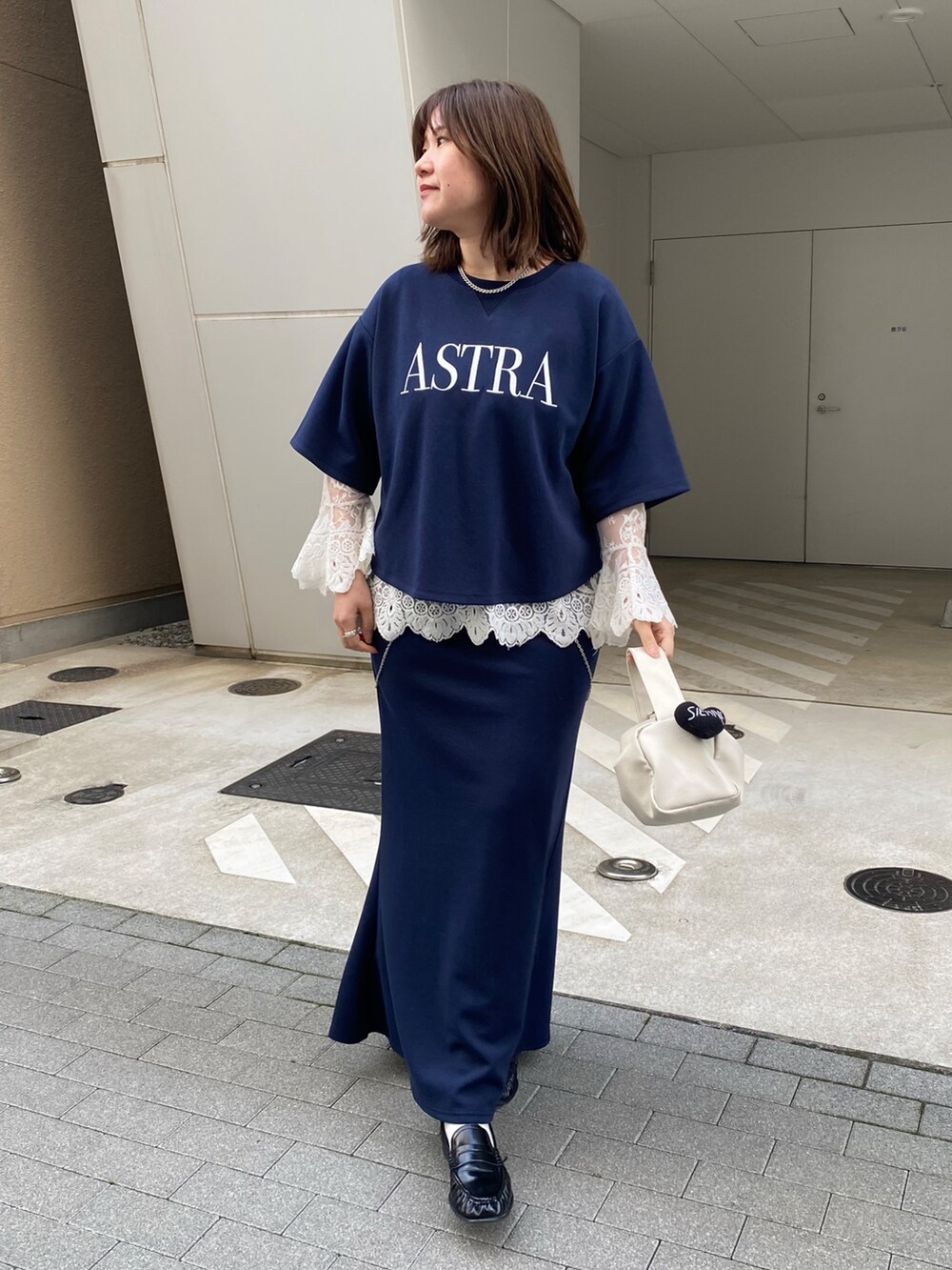 ブルー系のTシャツ/カットソー、ブルー系のスカート、ホワイト系のシャツ/ブラウスを着用したレディースの冬コーディネートの6枚目の写真