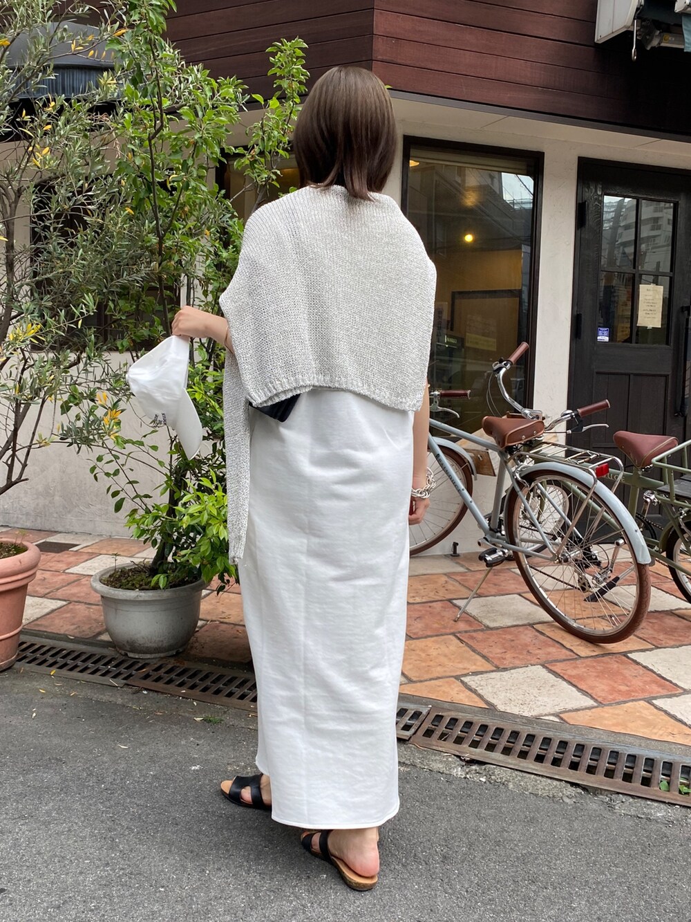 ホワイト系のワンピース、ホワイト系のキャップ、ホワイト系のネックレスを着用したレディースの夏コーディネートの3枚目の写真