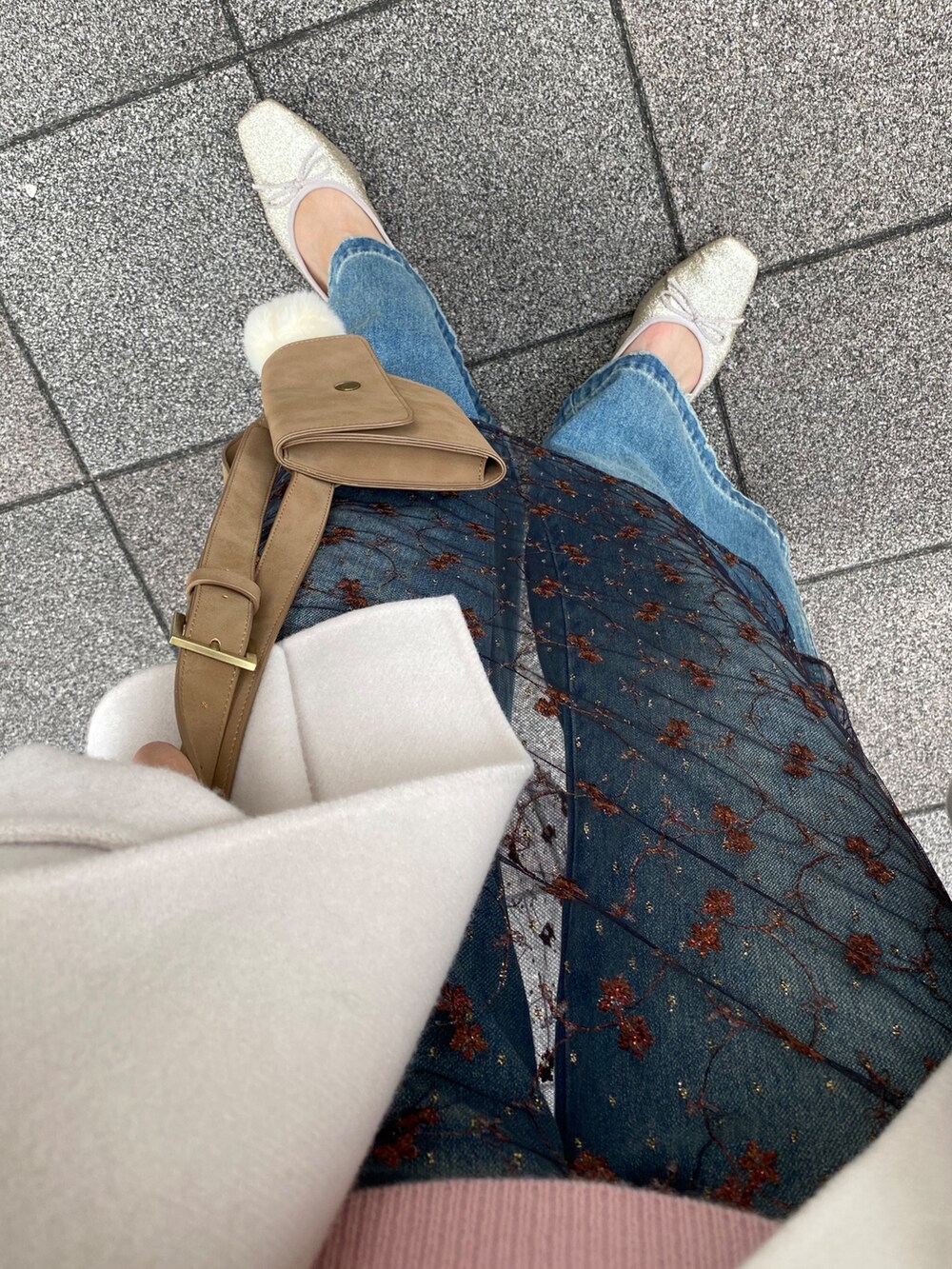 ホワイト系のその他アウター、ピンク系のニット/セーター、ブラック系のスカートを着用したレディースの冬コーディネートの7枚目の写真