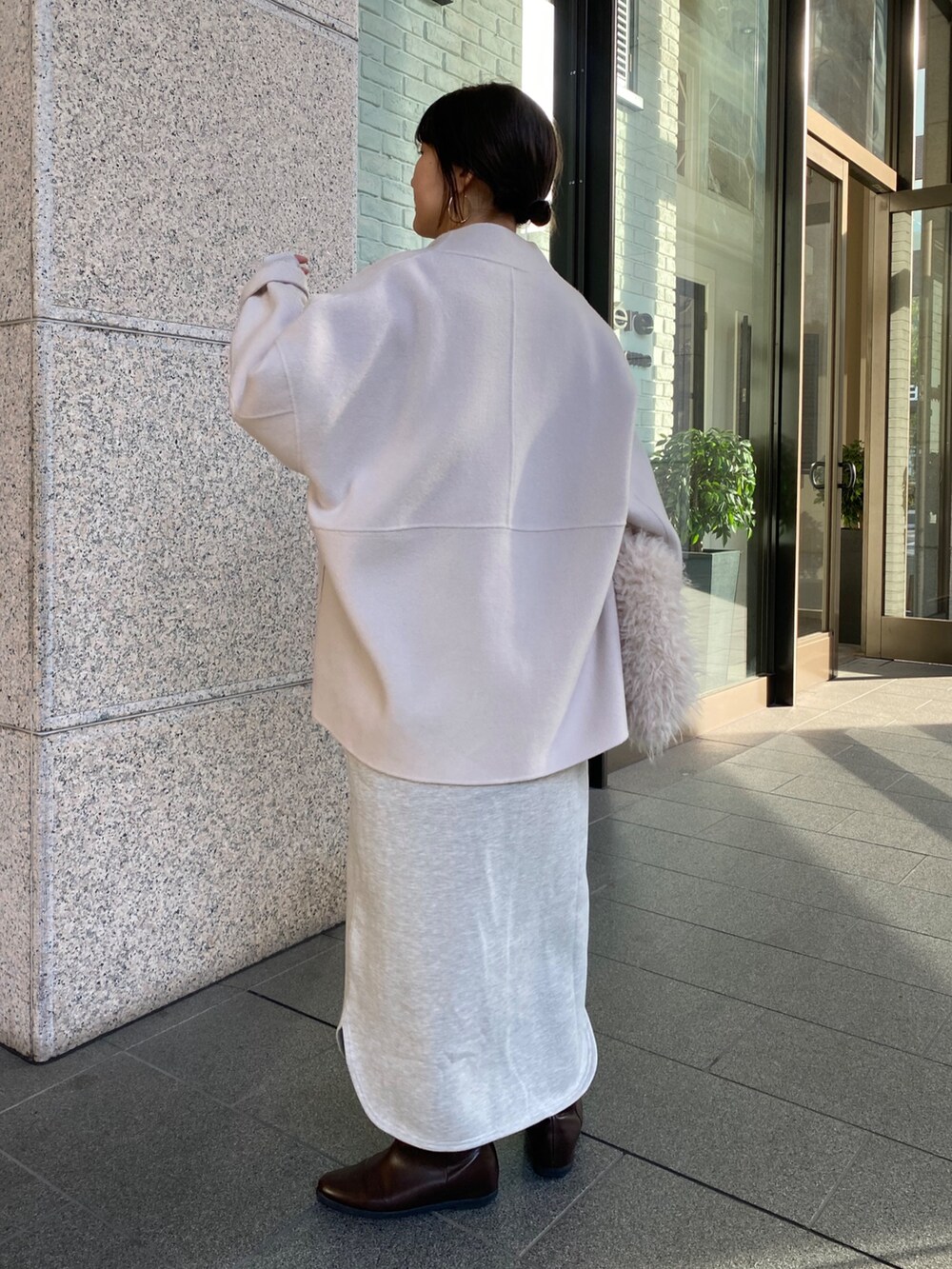 ホワイト系のその他アウター、グレー系のワンピースを着用したレディースの冬コーディネートの6枚目の写真