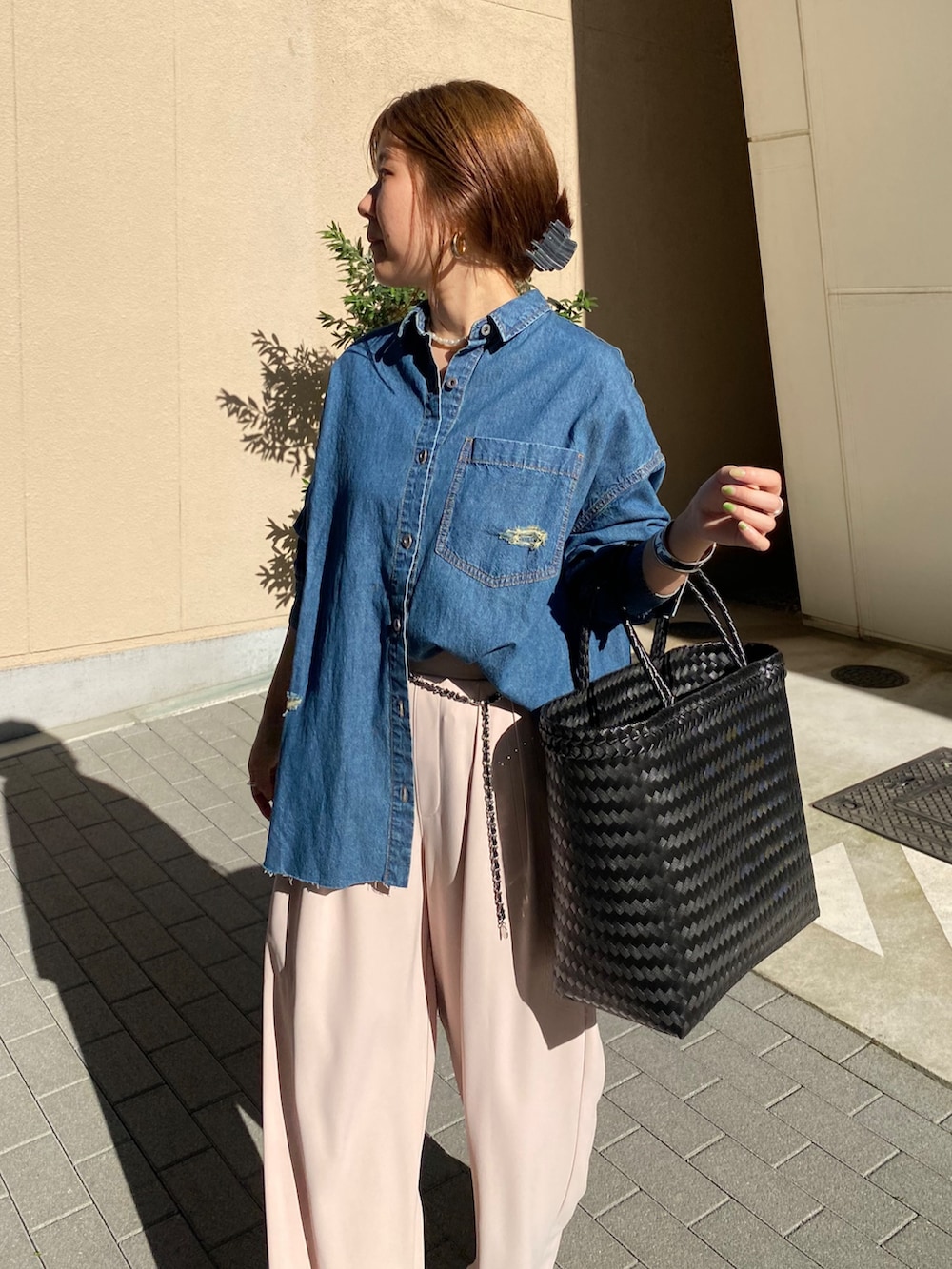 ブルー系のシャツ/ブラウス、ピンク系のスラックス、シルバー系のベルトを着用したレディースの夏コーディネートの2枚目の写真