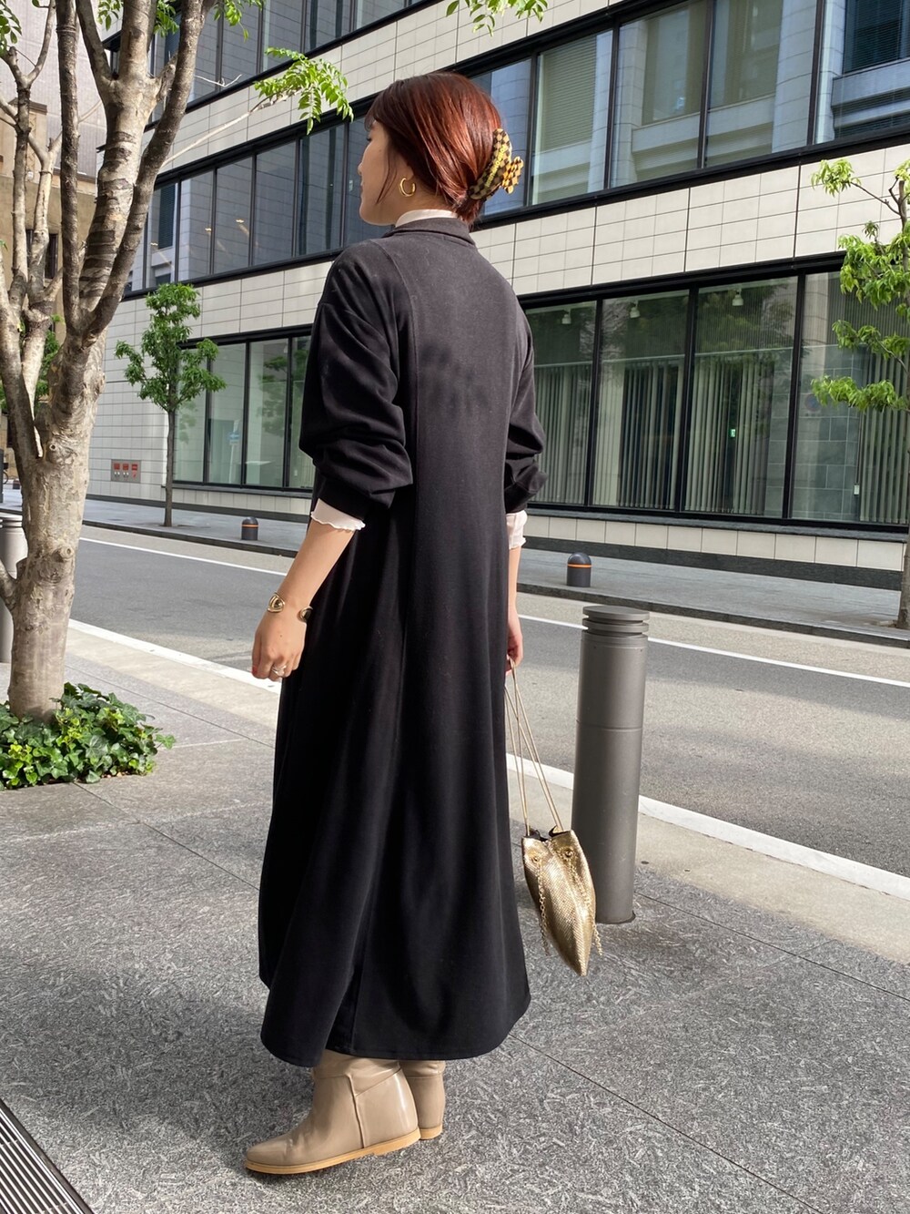 ホワイト系のTシャツ/カットソー、ブラック系のワンピース、ベージュ系のブーツを着用したレディースの冬コーディネートの3枚目の写真