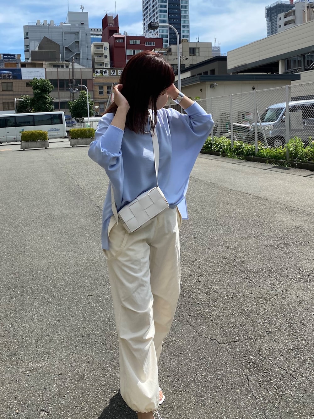 ブルー系のシャツ/ブラウス、ホワイト系のその他パンツ、ホワイト系のトートバッグを着用したレディースの夏コーディネートの2枚目の写真