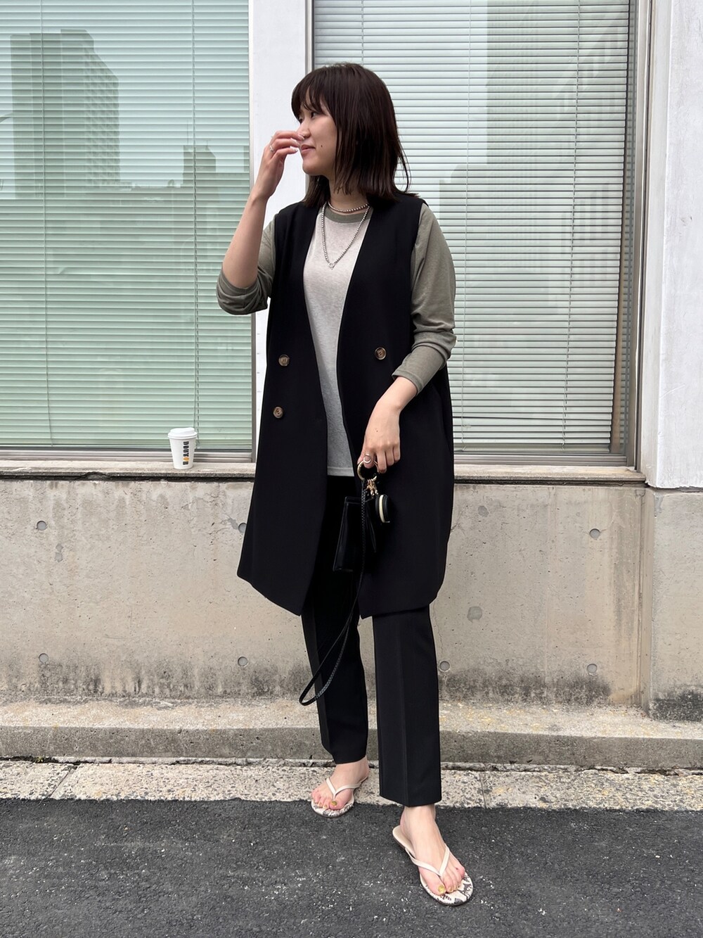 ベージュ系のTシャツ/カットソー、ブラック系のその他パンツを着用したレディースの夏コーディネートの4枚目の写真