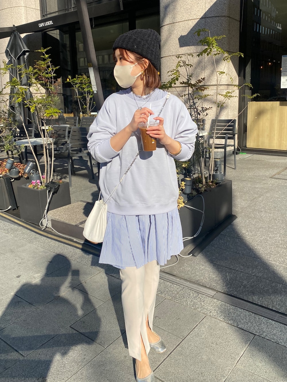 ブルー系のスウェット、ブルー系のシャツ/ブラウスを着用したレディースの冬コーディネートの3枚目の写真