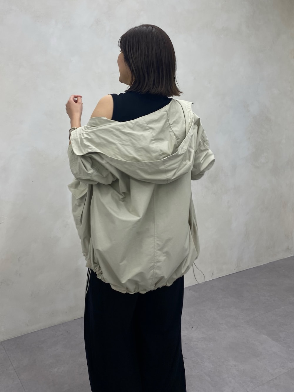 ベージュ系のその他アウター、ブラック系のTシャツ/カットソー、ブラック系のその他パンツを着用したレディースの春コーディネートの6枚目の写真