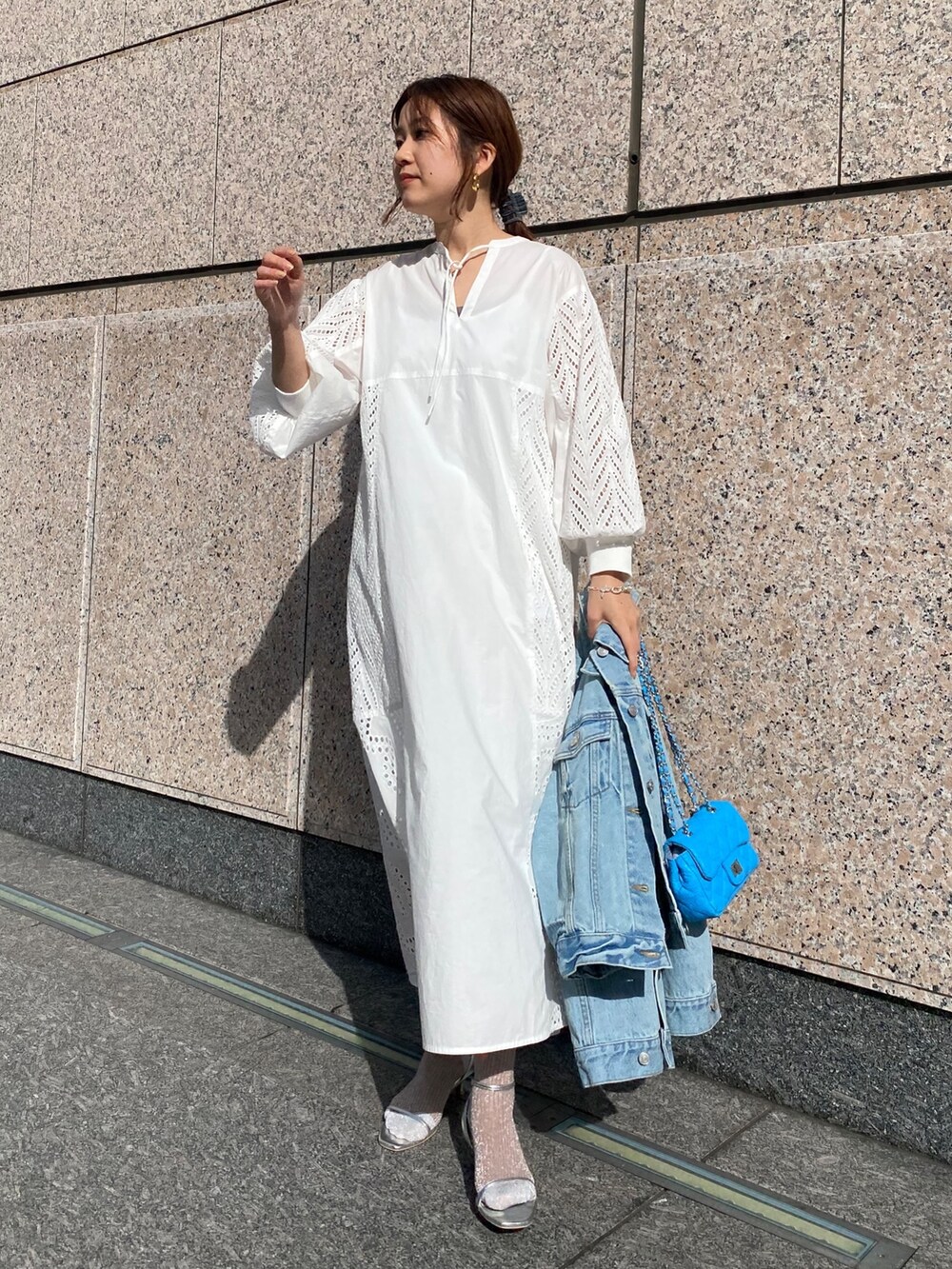 ホワイト系のワンピース/ドレス、ブルー系のジャケット/アウター、シルバー系のサンダルを着用したレディースの春コーディネートの10枚目の写真