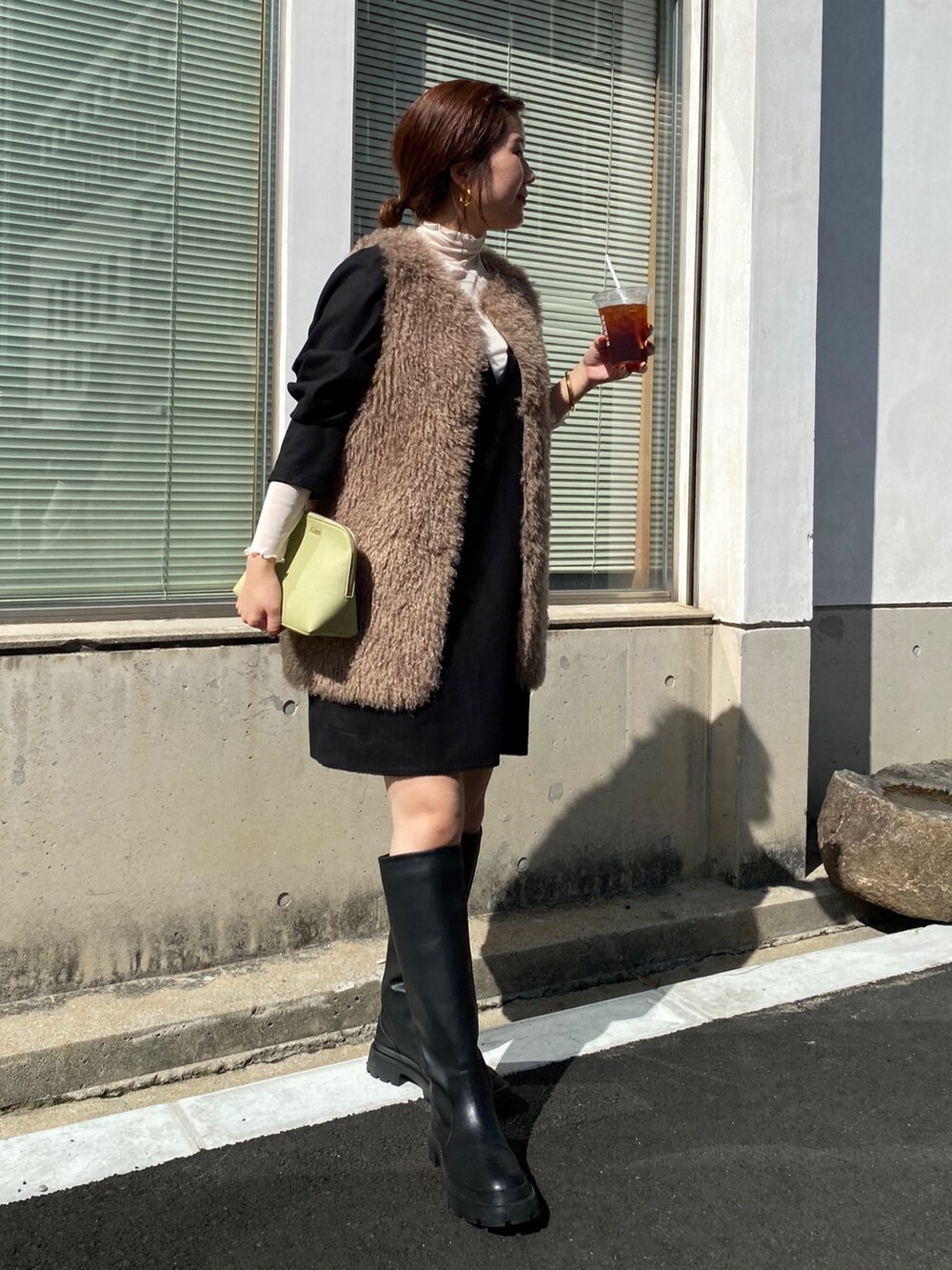 ベージュ系のベスト、ブラック系のワンピース、ブラック系のその他シューズを着用したレディースの秋コーディネートの5枚目の写真