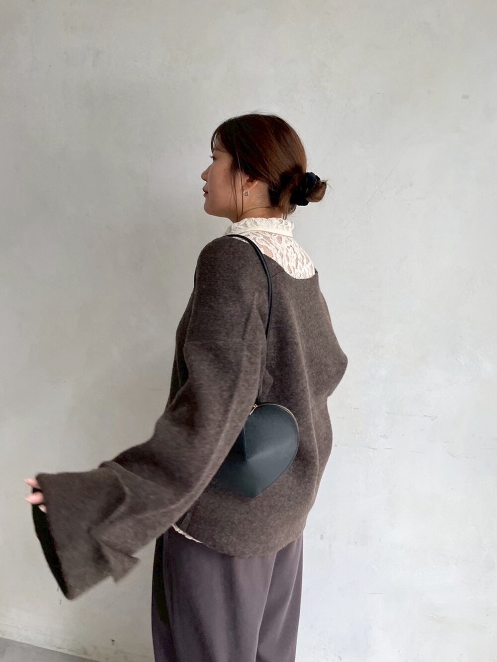 ホワイト系のシャツ/ブラウス、ブラウン系のニット/セーター、ブラウン系のその他パンツを着用したレディースの冬コーディネートの3枚目の写真