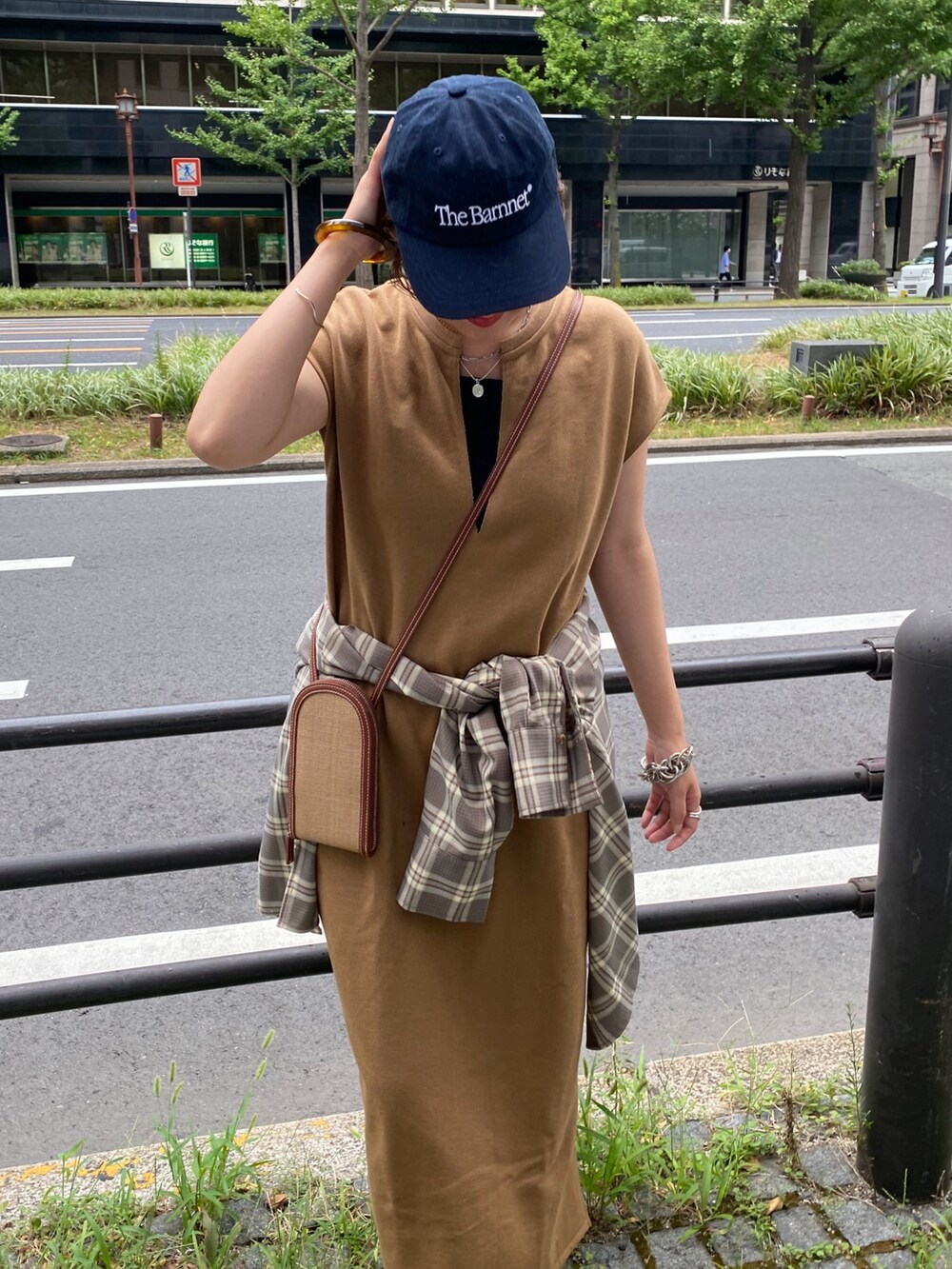 イエロー系のワンピース、ベージュ系のシャツ/ブラウスを着用したレディースの秋コーディネートの3枚目の写真