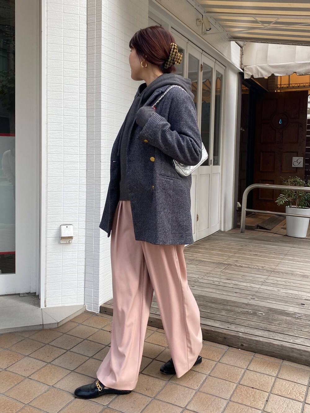 ブラウン系のテーラードジャケット、ブラック系のスラックス、グレー系のニット/セーターを着用したレディースの冬コーディネートの3枚目の写真